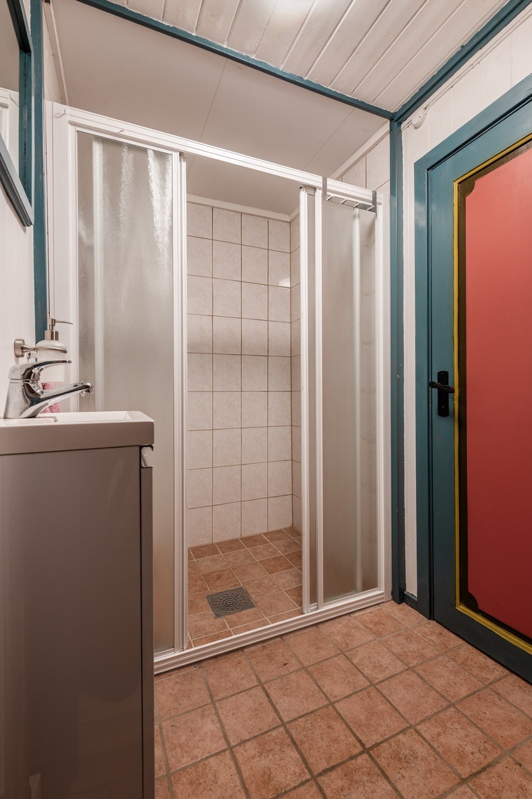 Bad med dør til wc-rom Galleribilde