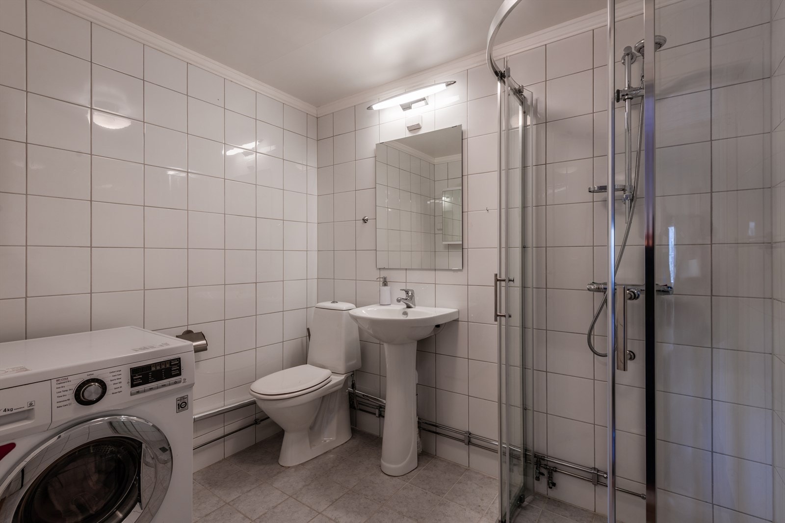 Bad i anneks med opplegg for vaskemaskin Galleribilde