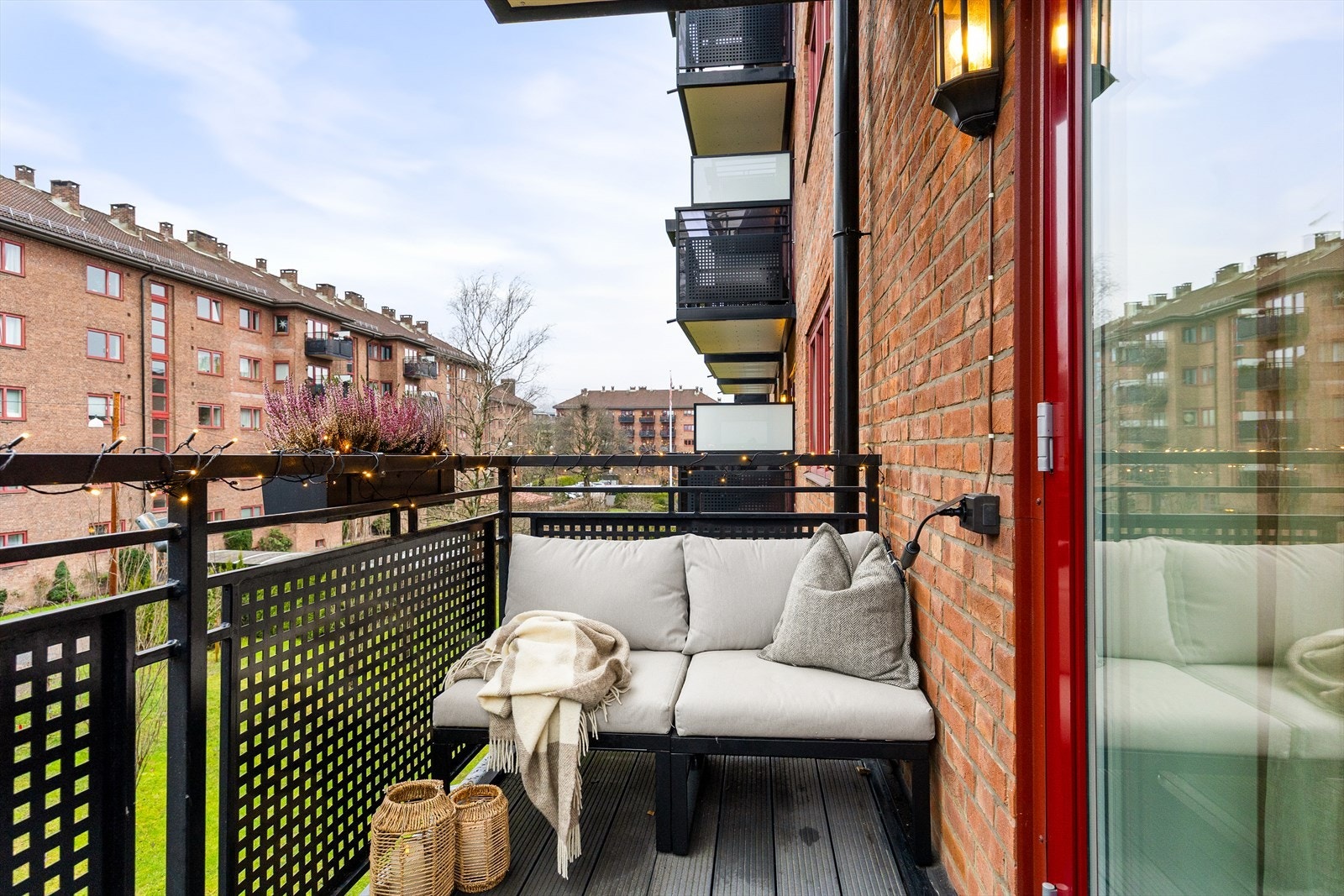 Her kan du enkelt skape en koselig uteoase med utemøbler, beplantning og gass-/elektrisk grill. Galleribilde