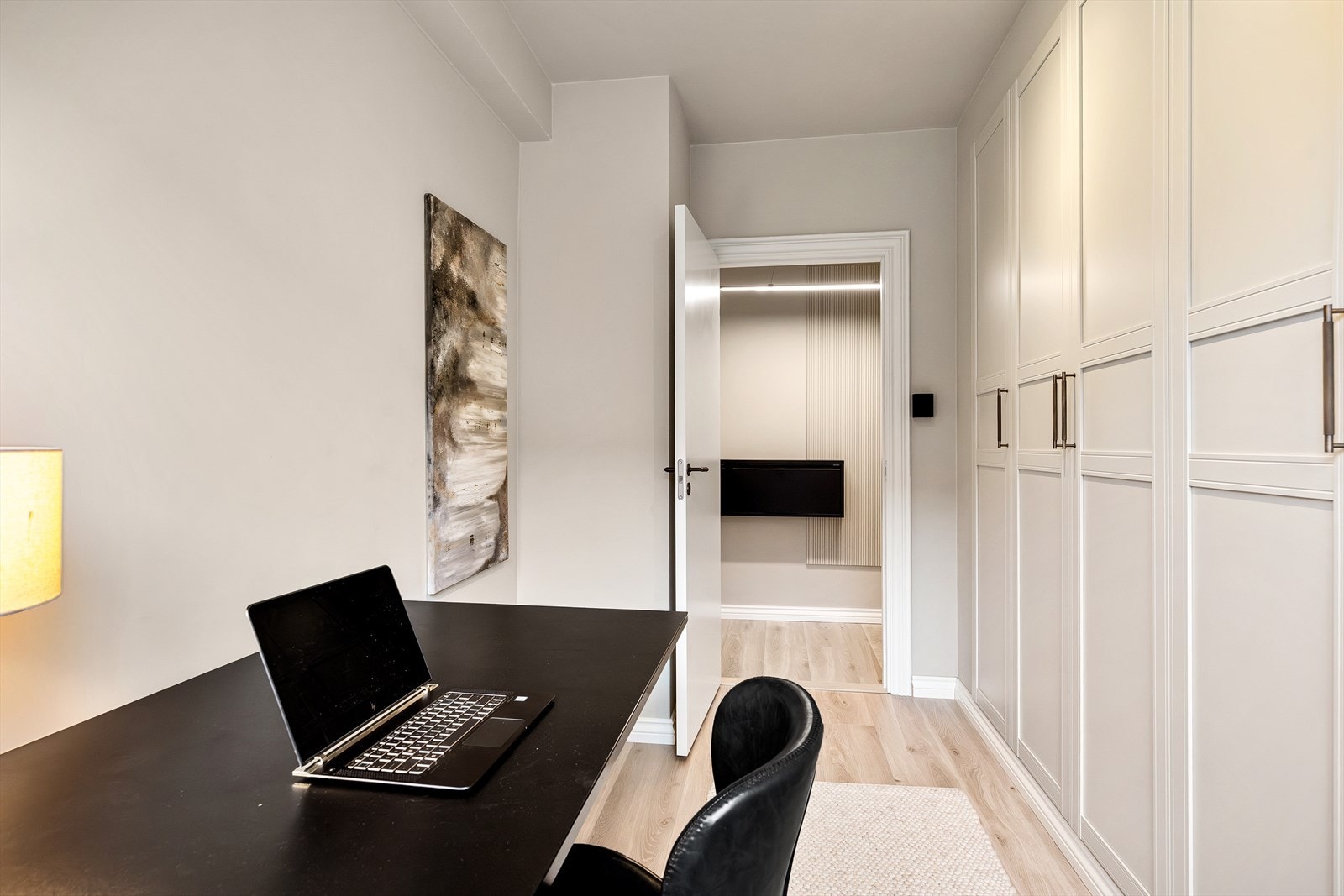 Her er det også montert flotte innebygde garderobeskap. Galleribilde