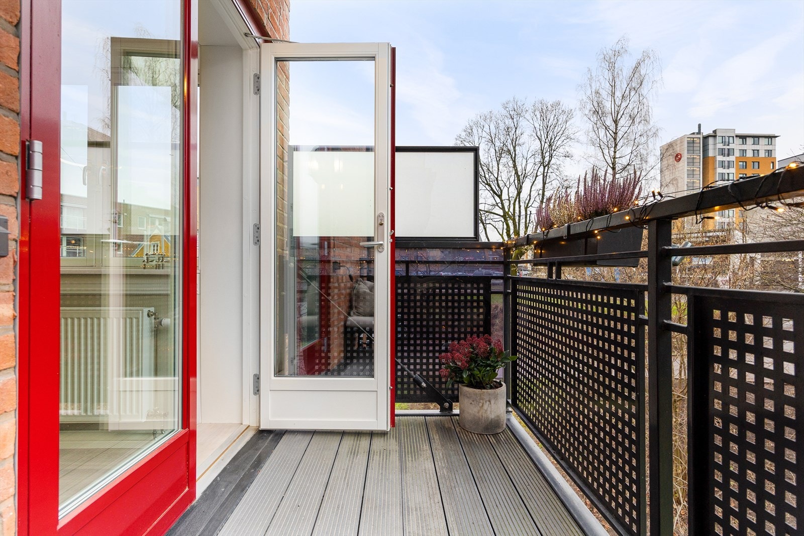 I vår- og sommerhalvåret blir balkongen en naturlig del av stuen, perfekt for hyggelige stunder med familie og venner. Galleribilde