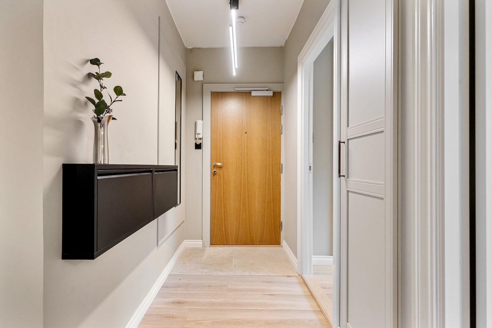 Her ønskes du velkommen inn til en lys og innbydende entré som skaper et umiddelbart godt førsteinntrykk. Galleribilde