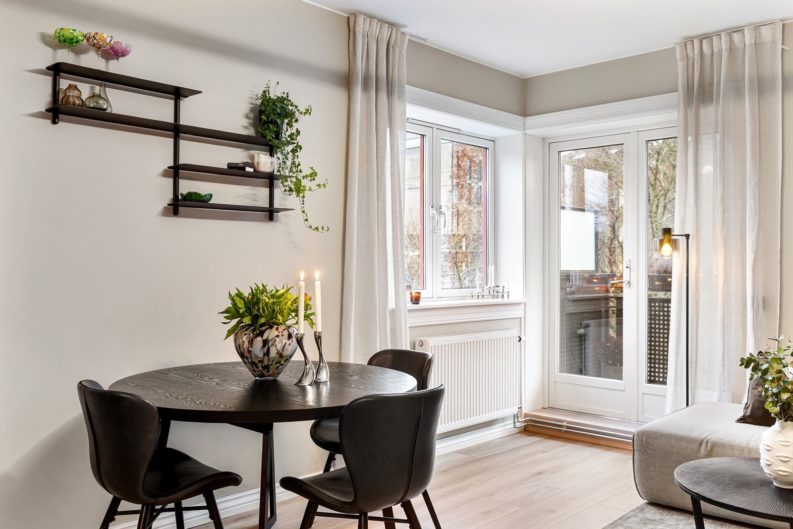 Den lyse og luftige stuen har store vindusflater som slipper inn rikelig med naturlig lys. Galleribilde