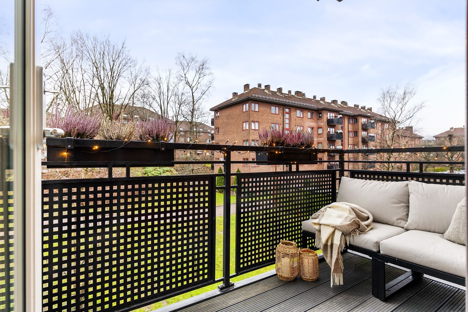 Fra stuen er det utgang til en vestvendt balkong med gode solforhold, som fungerer som en flott forlengelse av rommet. Galleribilde