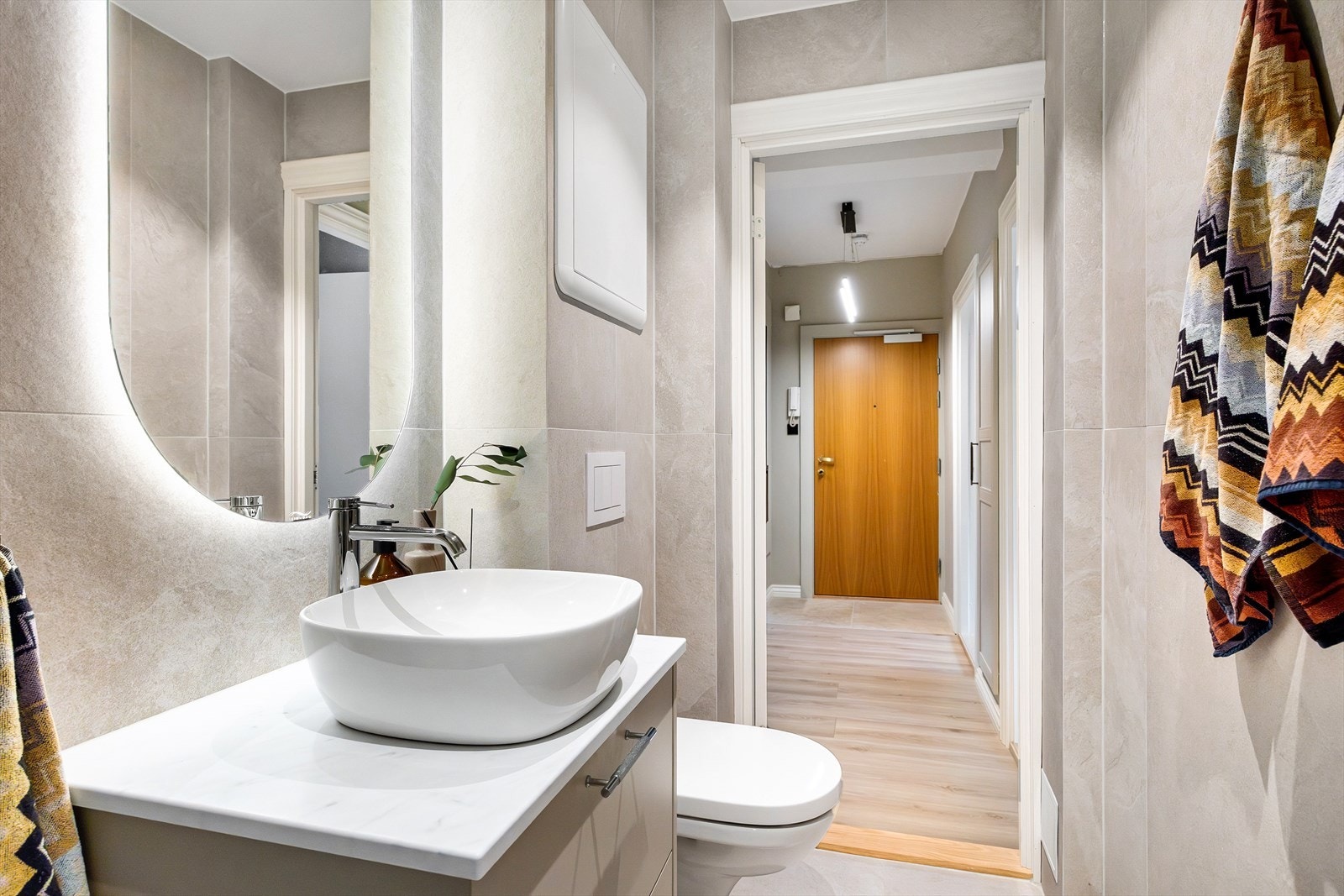 Bad med flislagte vegger og gulv med varmekabler som gir en behagelig temperatur. Badet er pusset opp i 2024 av Oslo Membranservice AS. Galleribilde