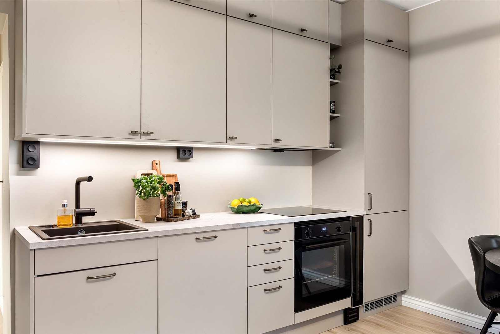 Videre er det Integrert induksjonstopp, oppvaskmaskin, stekeovn og frittstående kjøle-/fryseskap. Komfyrvakt samt aquastop/lekkasjevarsler med sensorer og magnetventil er installert. Galleribilde