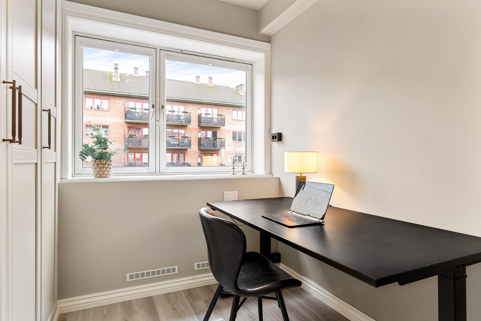 Soverommet vender mot rolige fellesarealer, og rommet er perfekt som både barnerom, gjesterom, "walk in closet", bod eller fungerer utmerket som et kontor. Galleribilde