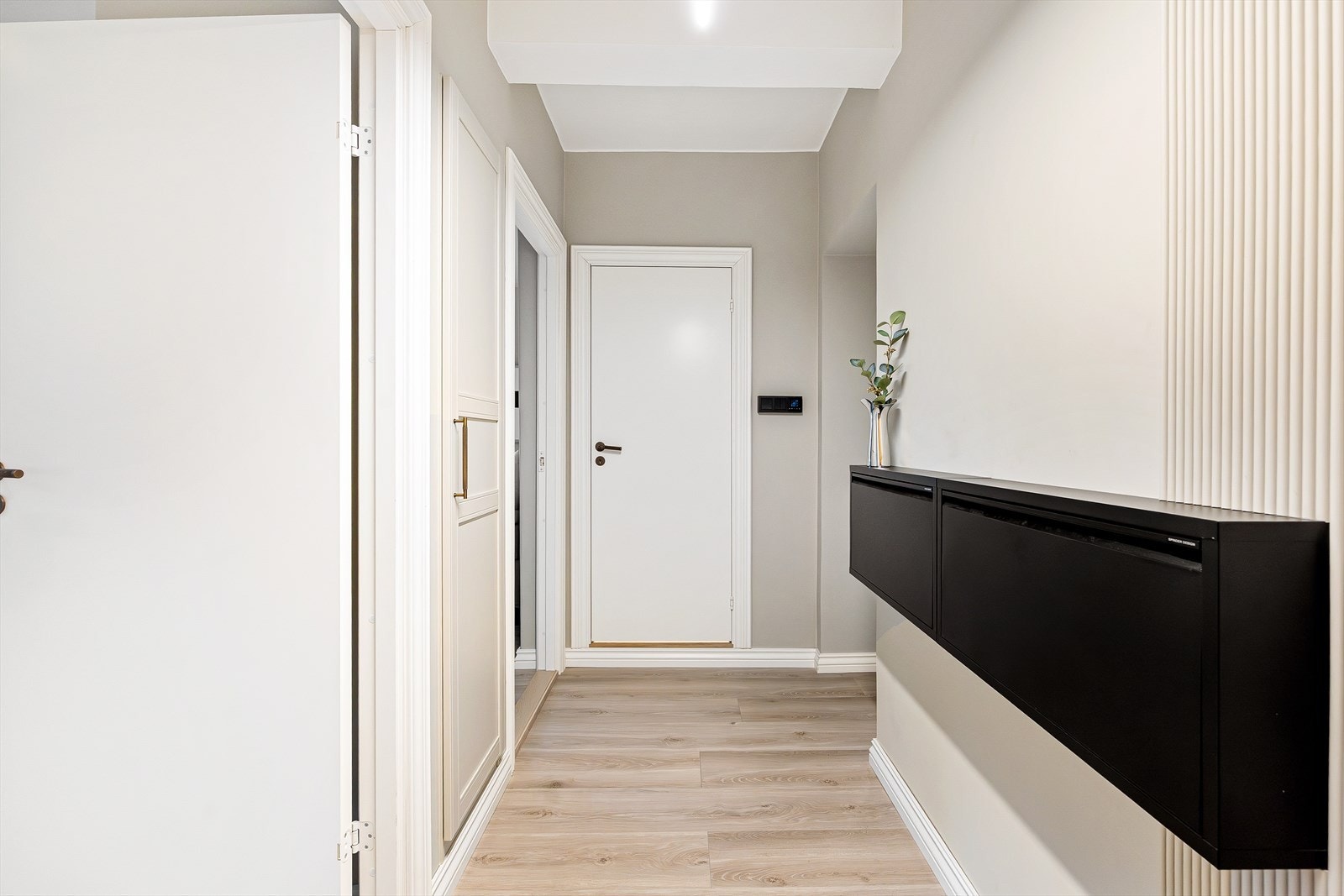 Interiøret i hele leiligheten preges av lyse, moderne flater. Et perfekt utgangspunkt til å innrede med egne møbler og gjenstander for å skape sitt eget personlig preg. Galleribilde