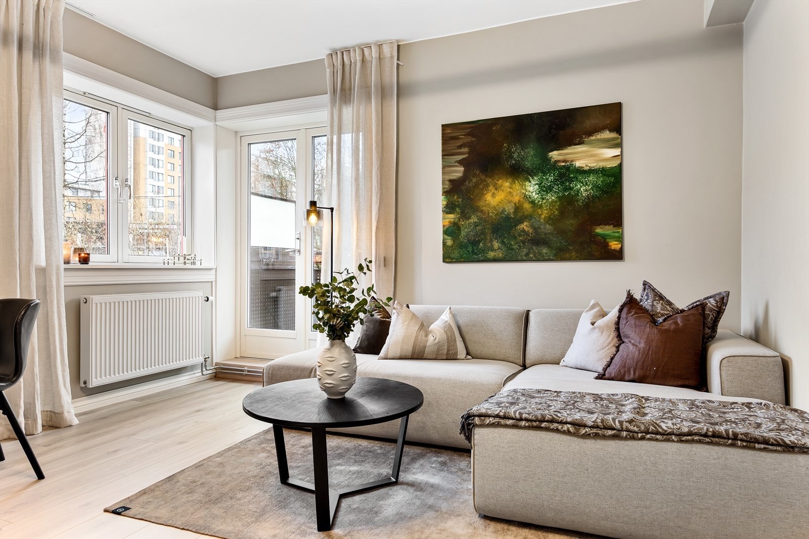 Stuen har god plass til sofagruppe og spisebord, med fleksible møbleringsmuligheter. Gulvene er lagt med flott laminat som skaper en lun atmosfære. Galleribilde