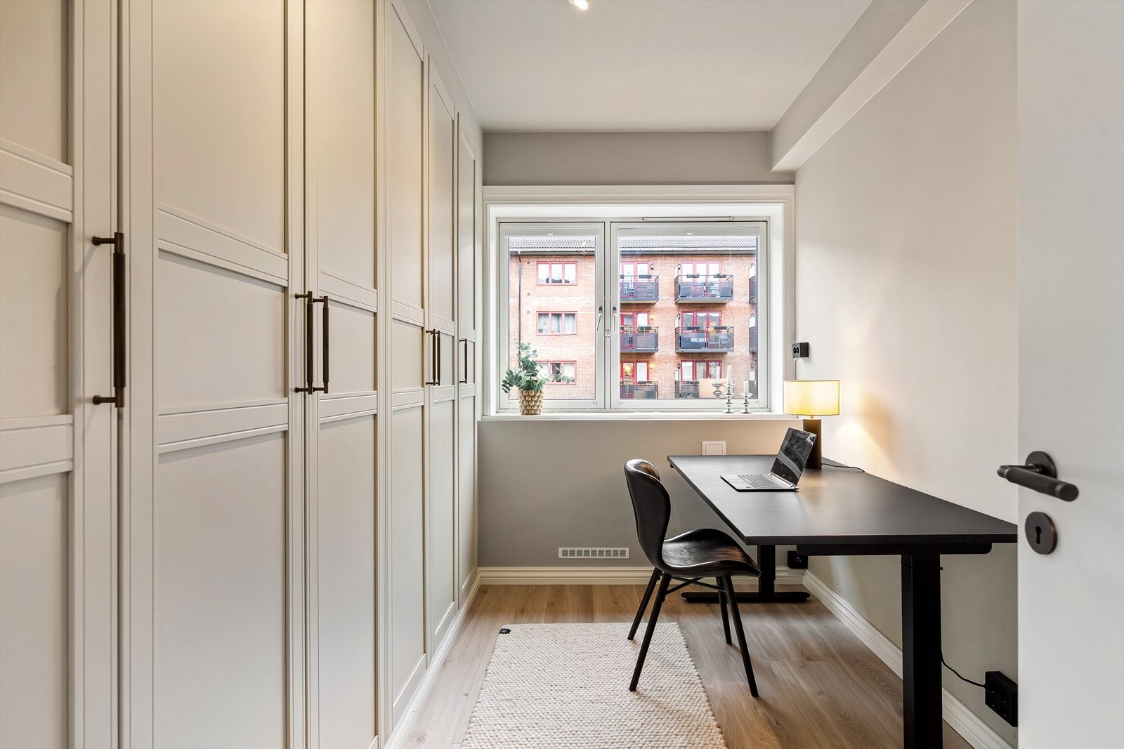 Koselig soverom med plass til seng, kontorpult og nattbord. Galleribilde