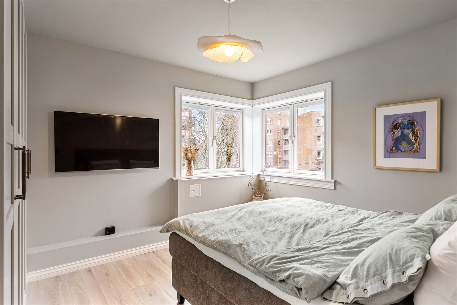 Romslig hovedsoverom med god plass til dobbeltseng, nattbord, garderobeskap og kommoder. Galleribilde