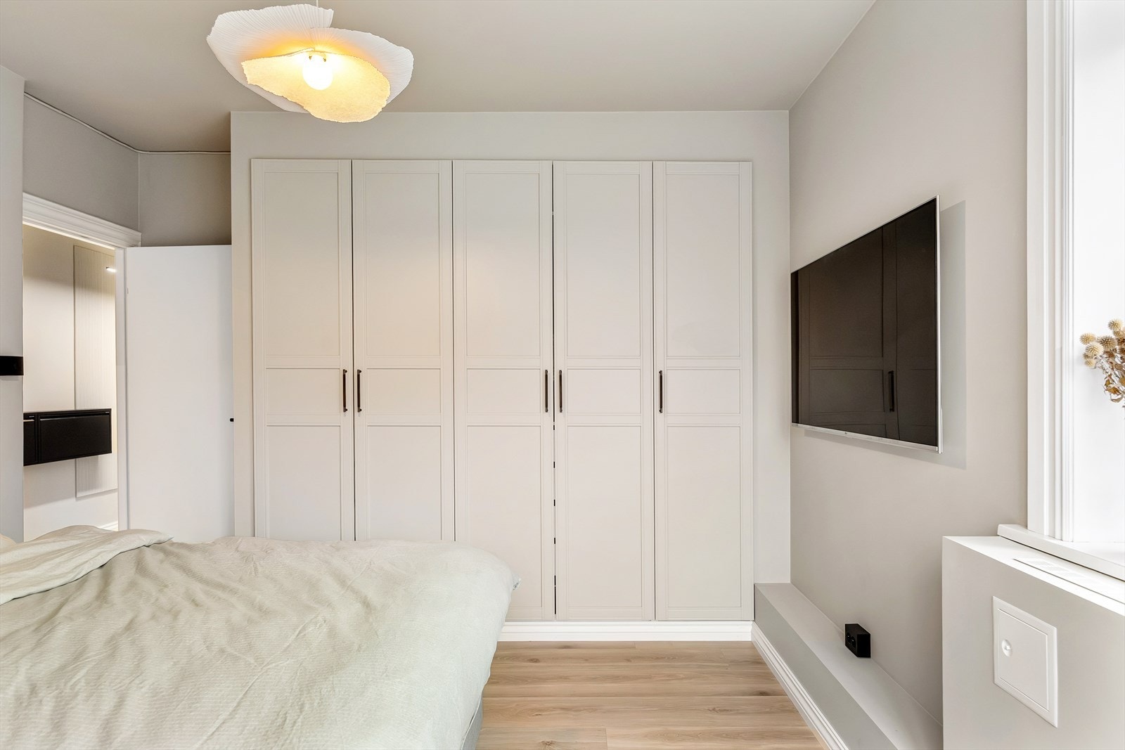 Flott innebygd garderobeskap med god plass. Galleribilde