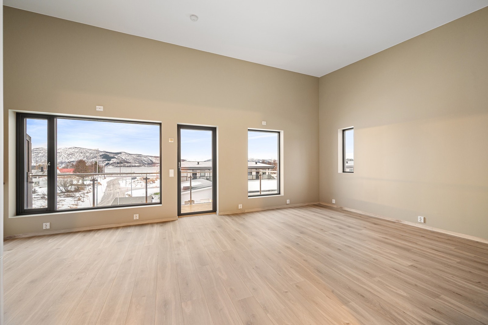 Store vindusflater gir slipper inn naturlig lys og gir en åpen romfølelse Galleribilde