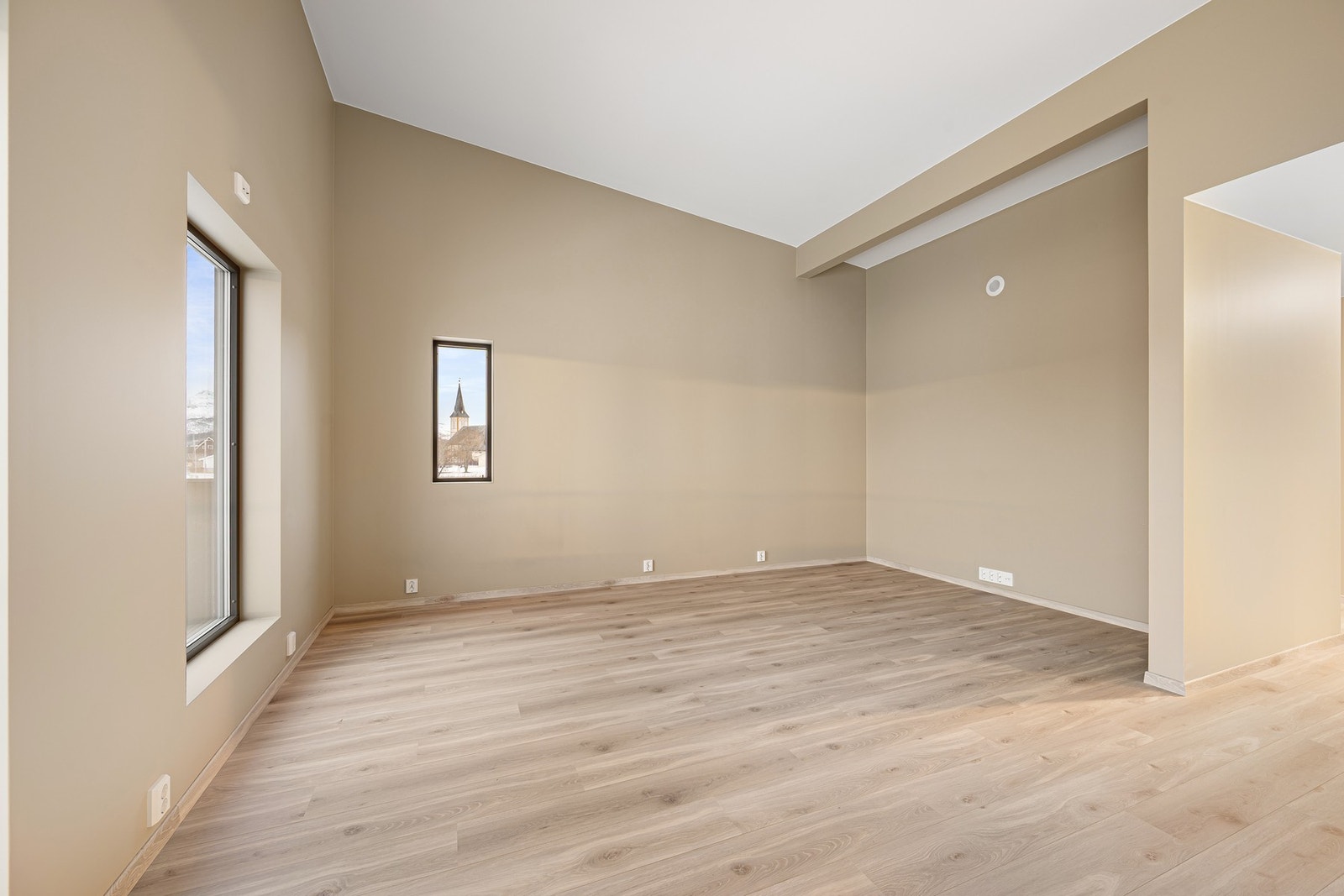 Rommet har god plass til både spisebord og en hyggelig sofakrok Galleribilde