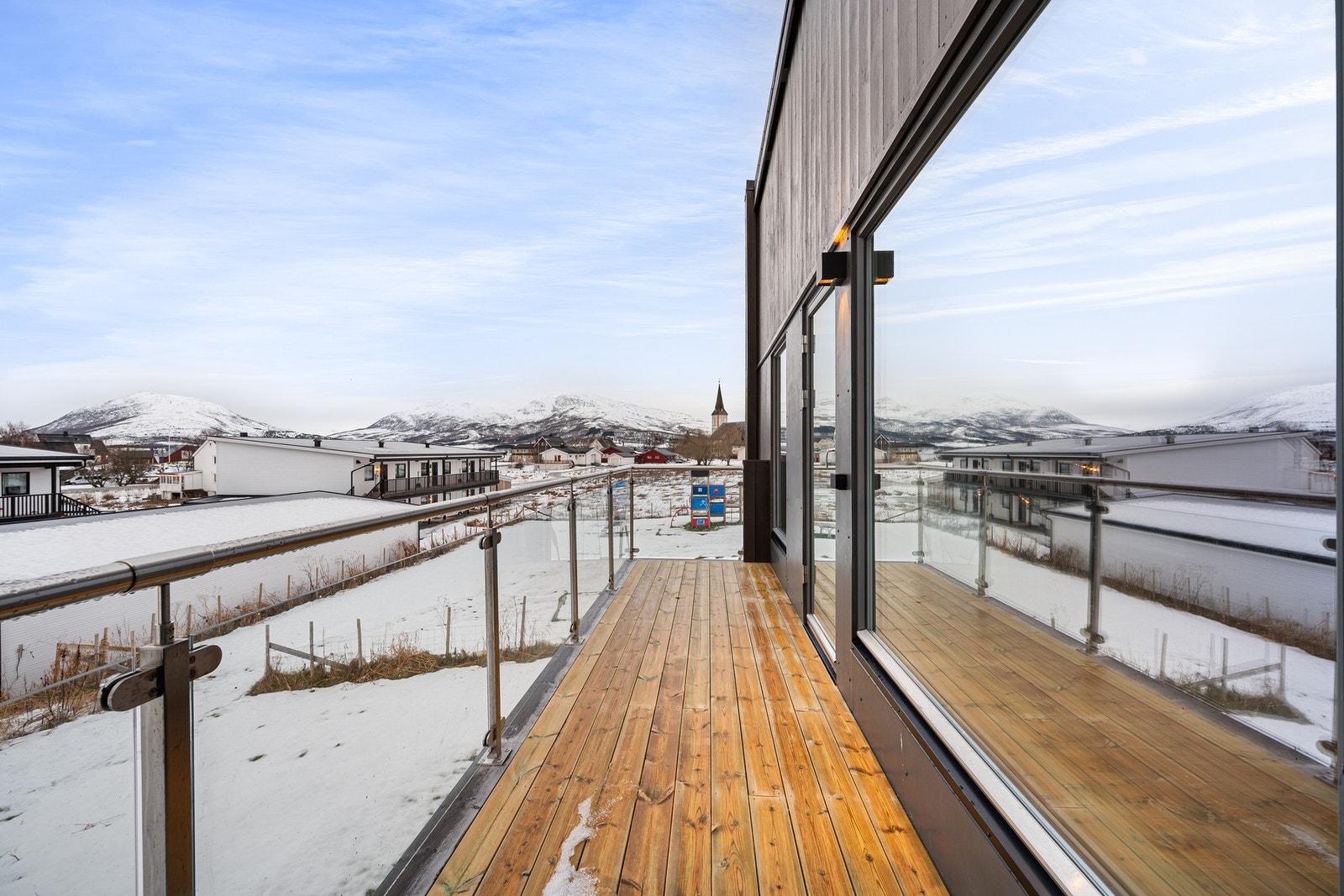 Lun og solrik balkong med direkte utgang fra stuen Galleribilde