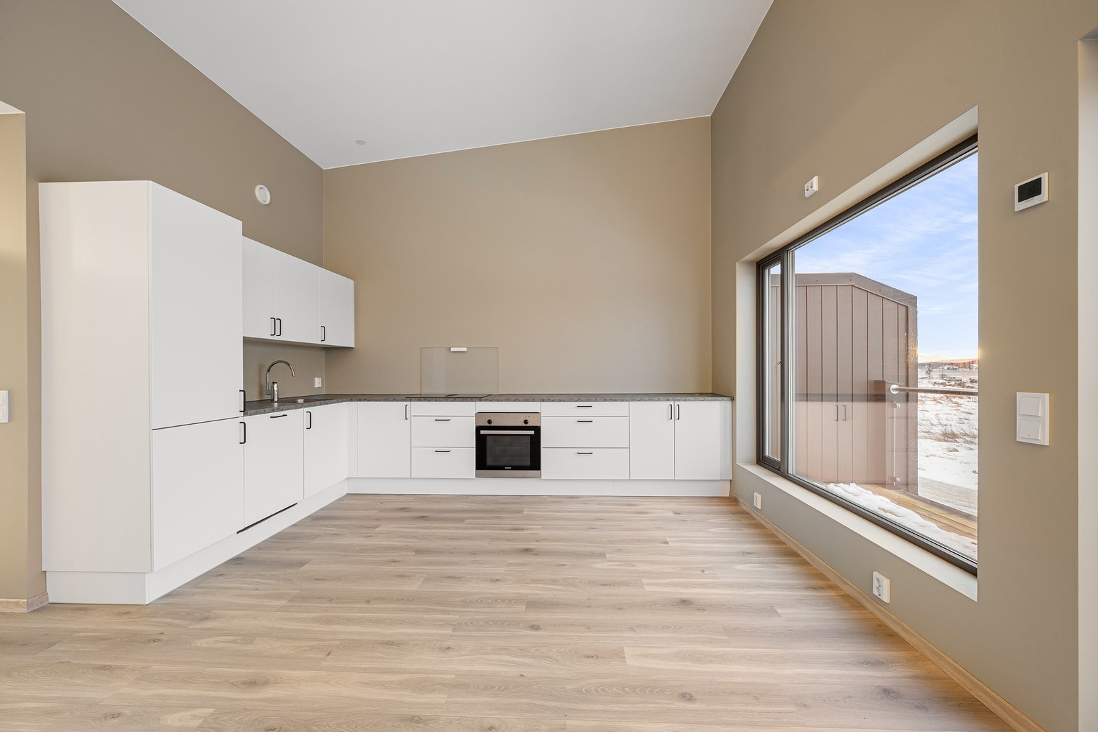 Nytt kjøkken med integrerte hvitevarer og glatte, tidløse fronter Galleribilde