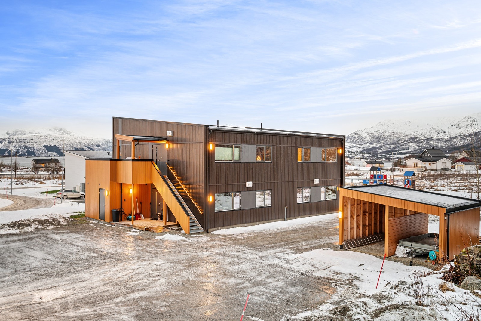 Rikelig med parkeringsplasser rett ved boligen for beboere og gjester Galleribilde