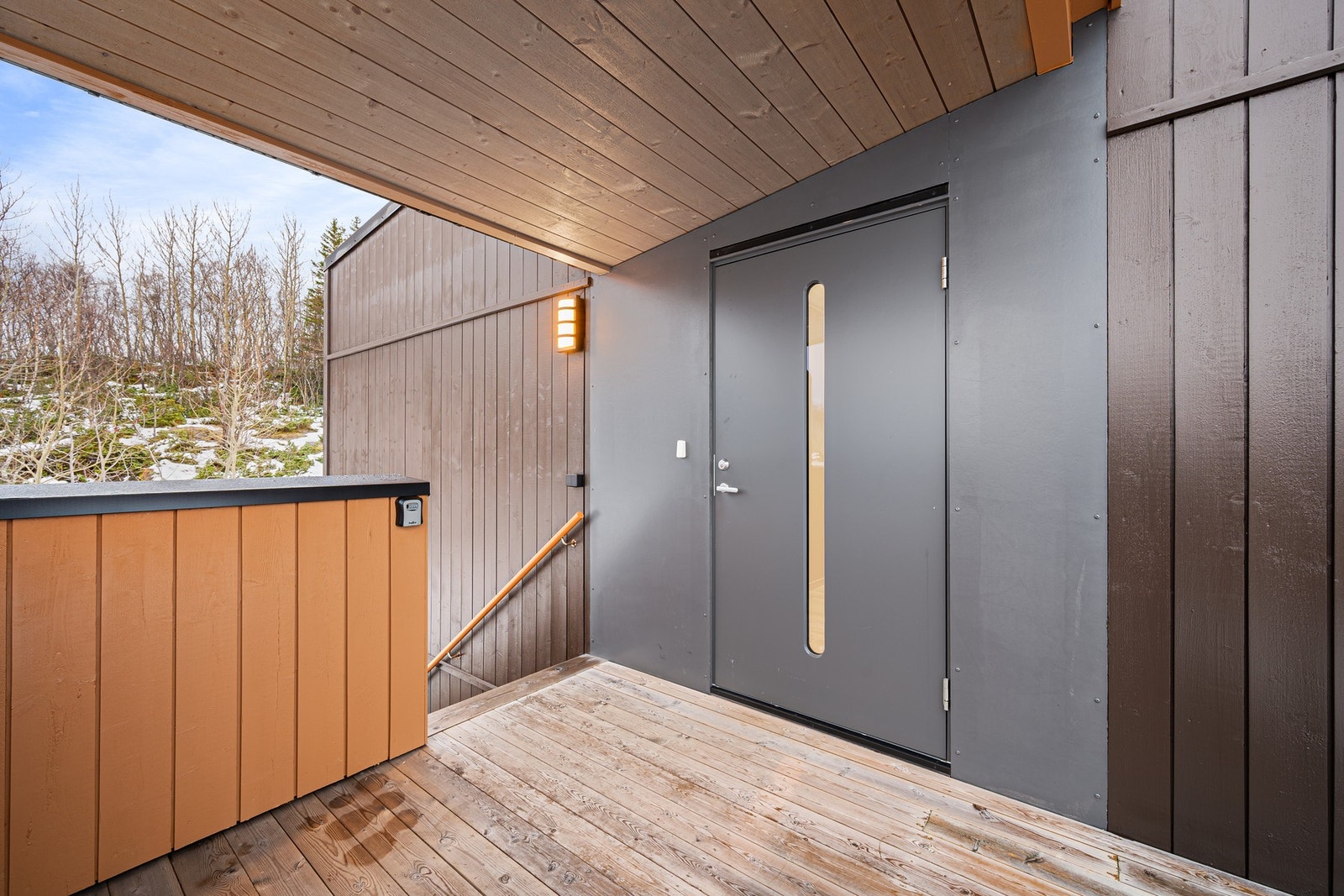 Overbygd inngang gir praktisk adkomst og ly for vær og vind Galleribilde