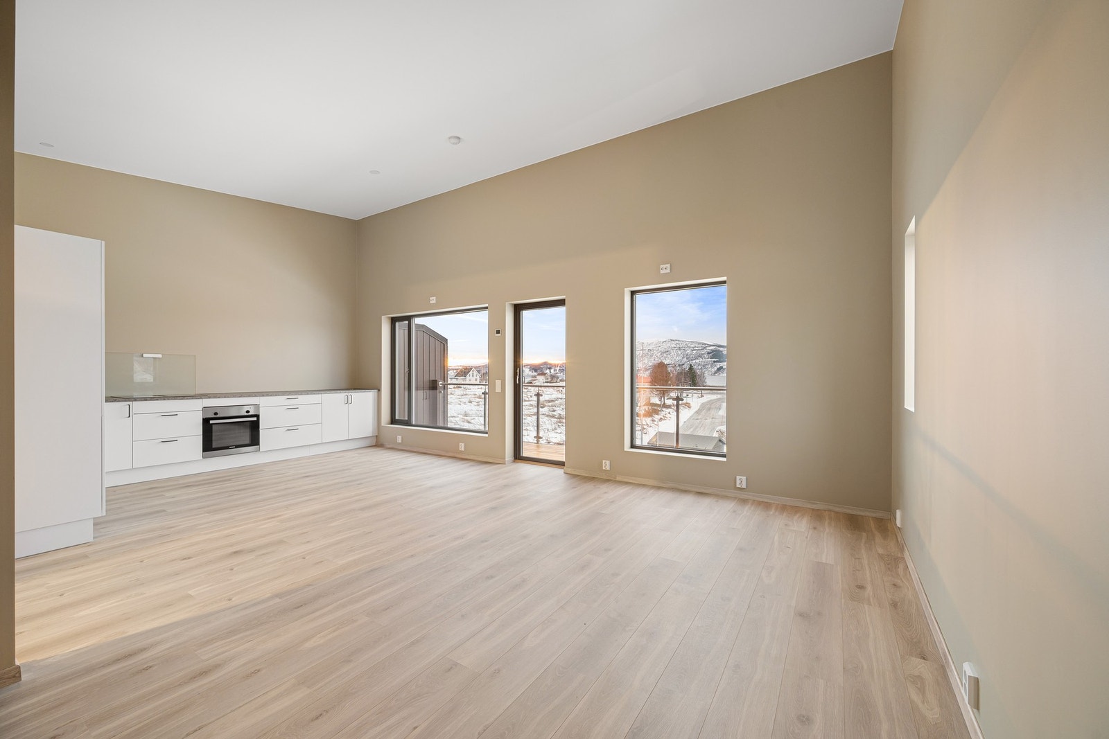 Åpen og luftig stue/kjøkkenløsning med moderne uttrykk og gode møbleringsmuligheter Galleribilde