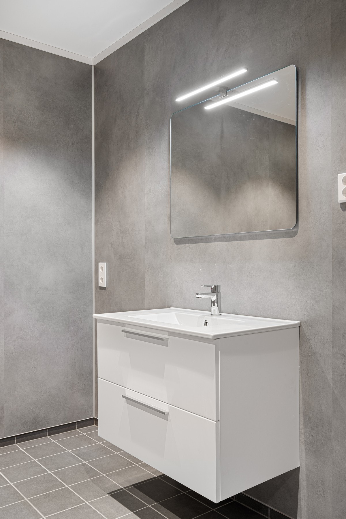 Servant med gode skuffer som gir smart og ryddig oppbevaringsplass Galleribilde