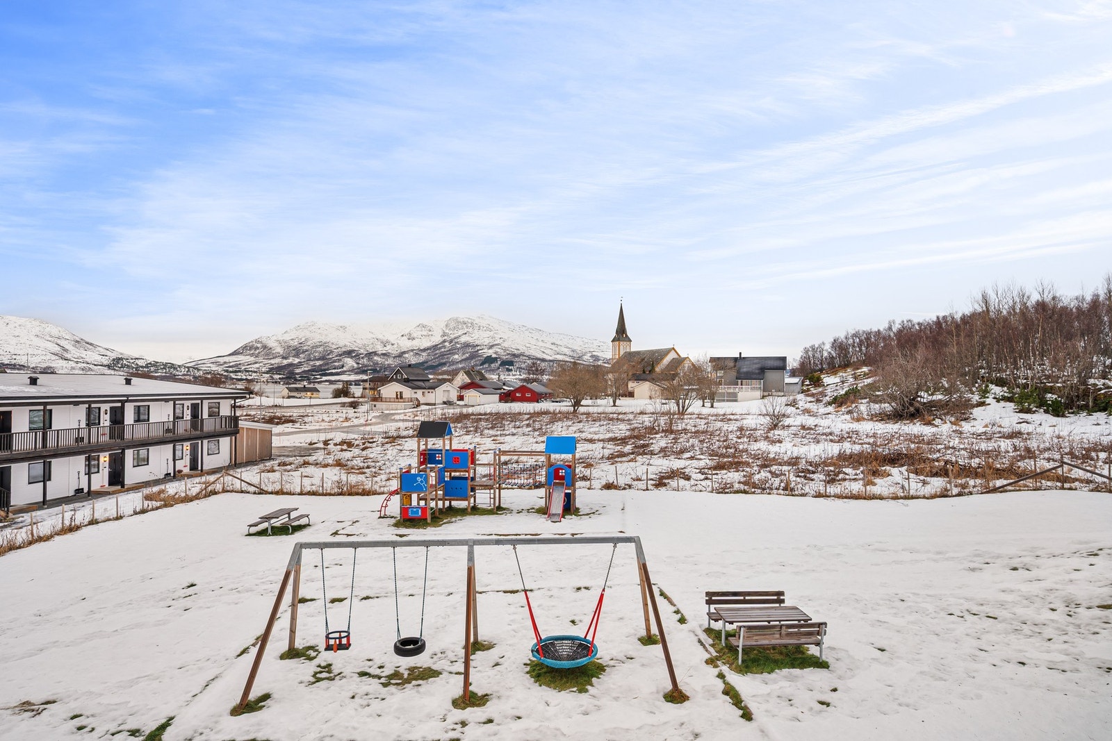 Hyggelig uteområde med lekeplass Galleribilde