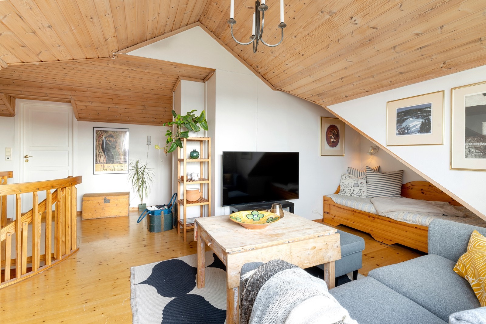 3. etasje: Loftstue m/ utgang veranda, dusjbad/wc, 2 soverom. Kott i knevegger Galleribilde