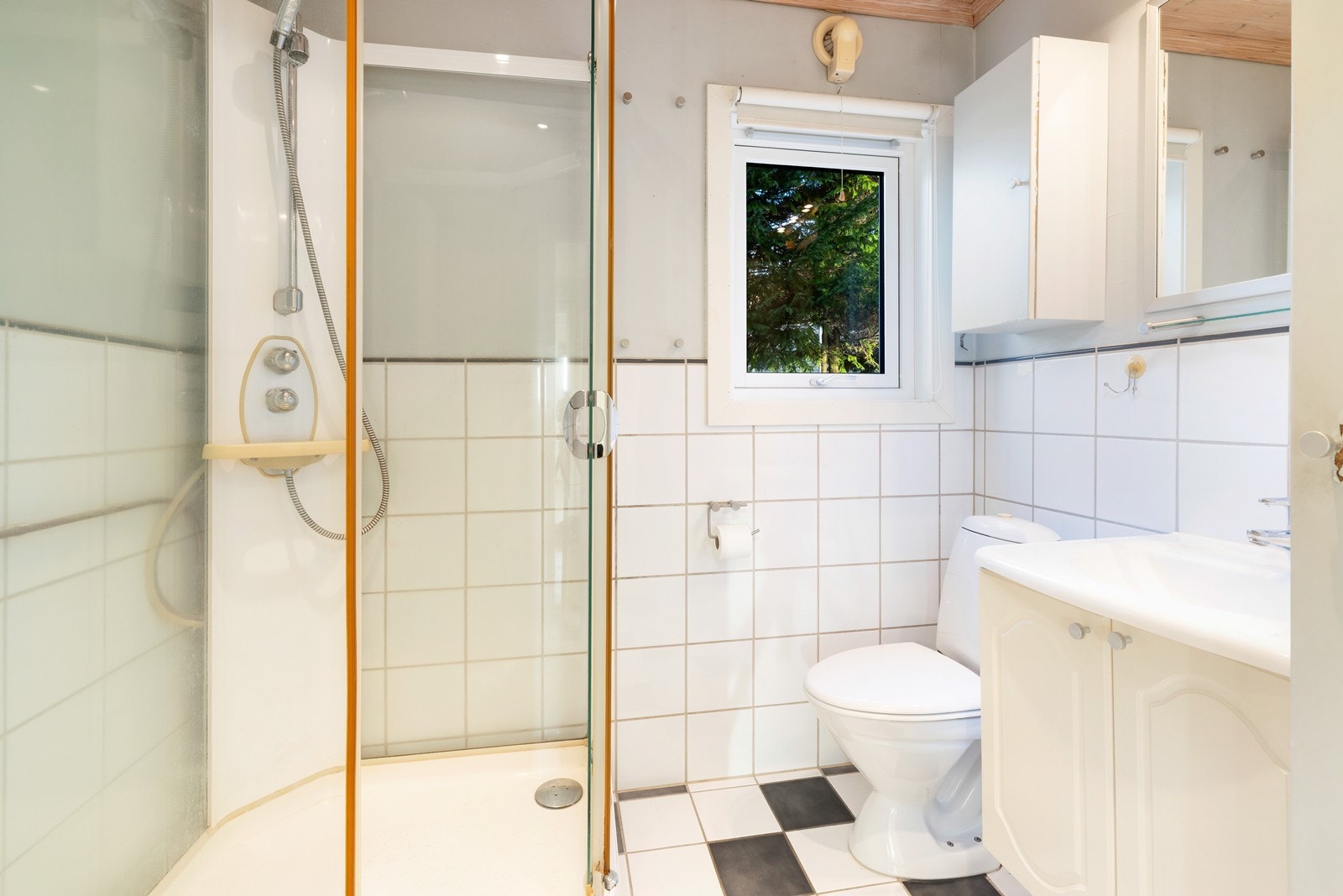 Baderom - servant m/ skap, toalett og dusjkabinett. Galleribilde