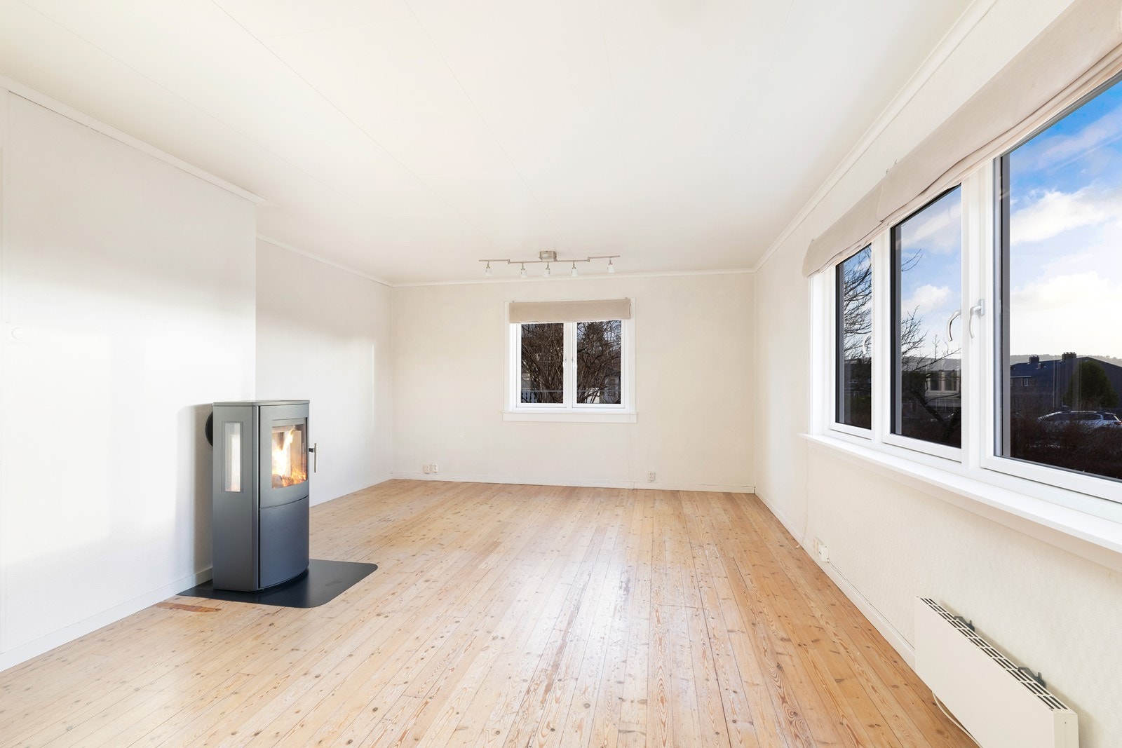 Leilighet 1. etg. har tregulv i alle rom bortsett fra badet som er flislagt og kjøkkenet som har belegg Galleribilde