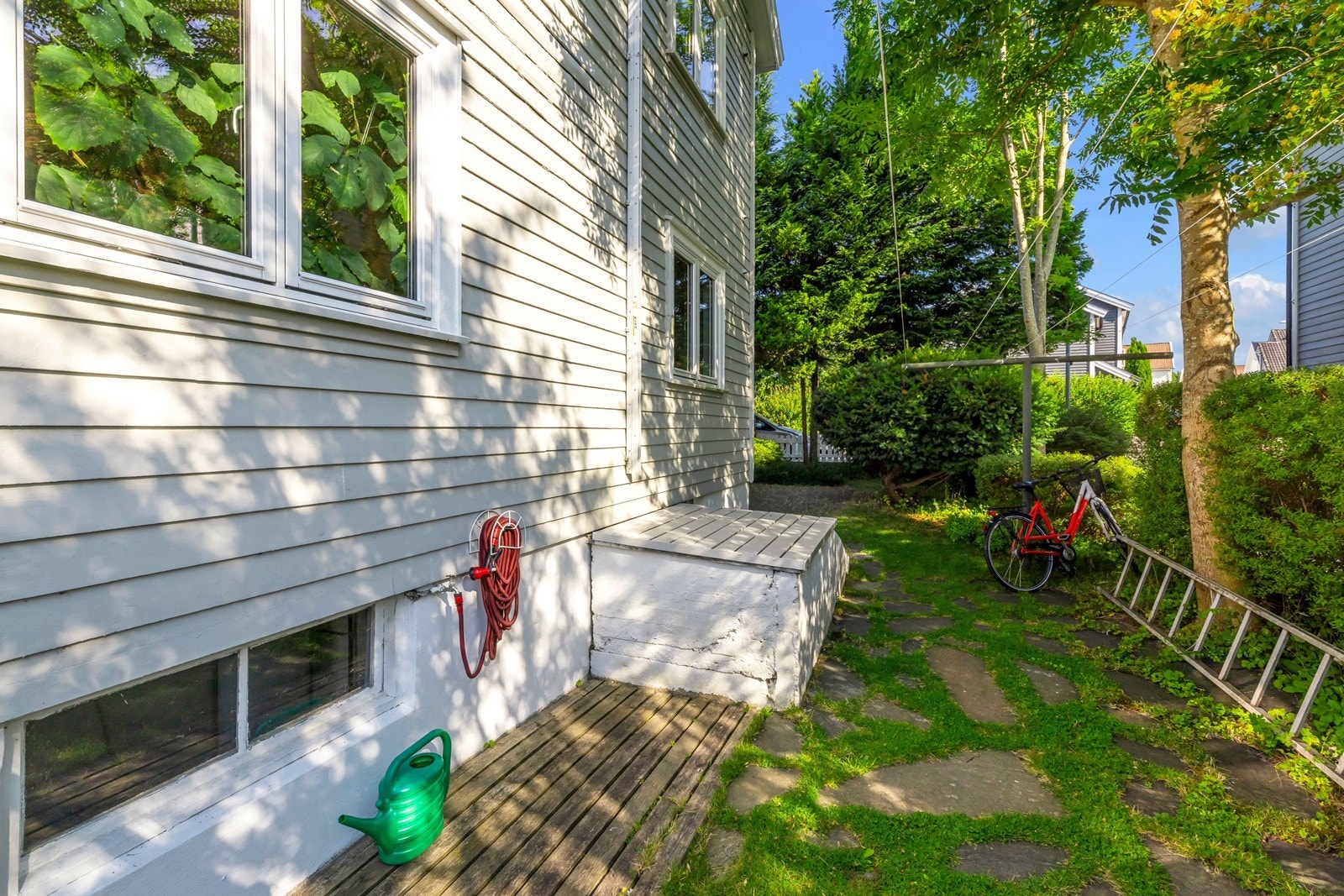 Her er solid og veldig praktisk tørkestativ Galleribilde