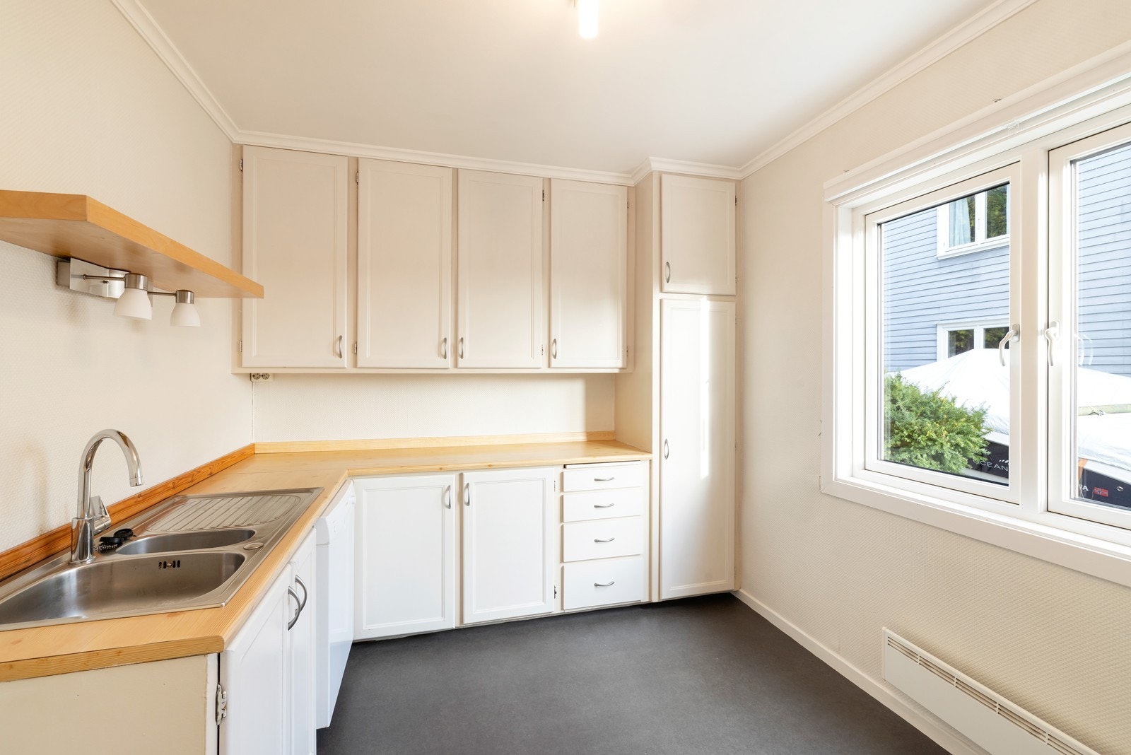 Leilighet 1. etg. har eldre malt skapinnredning med fronter til tak. Galleribilde