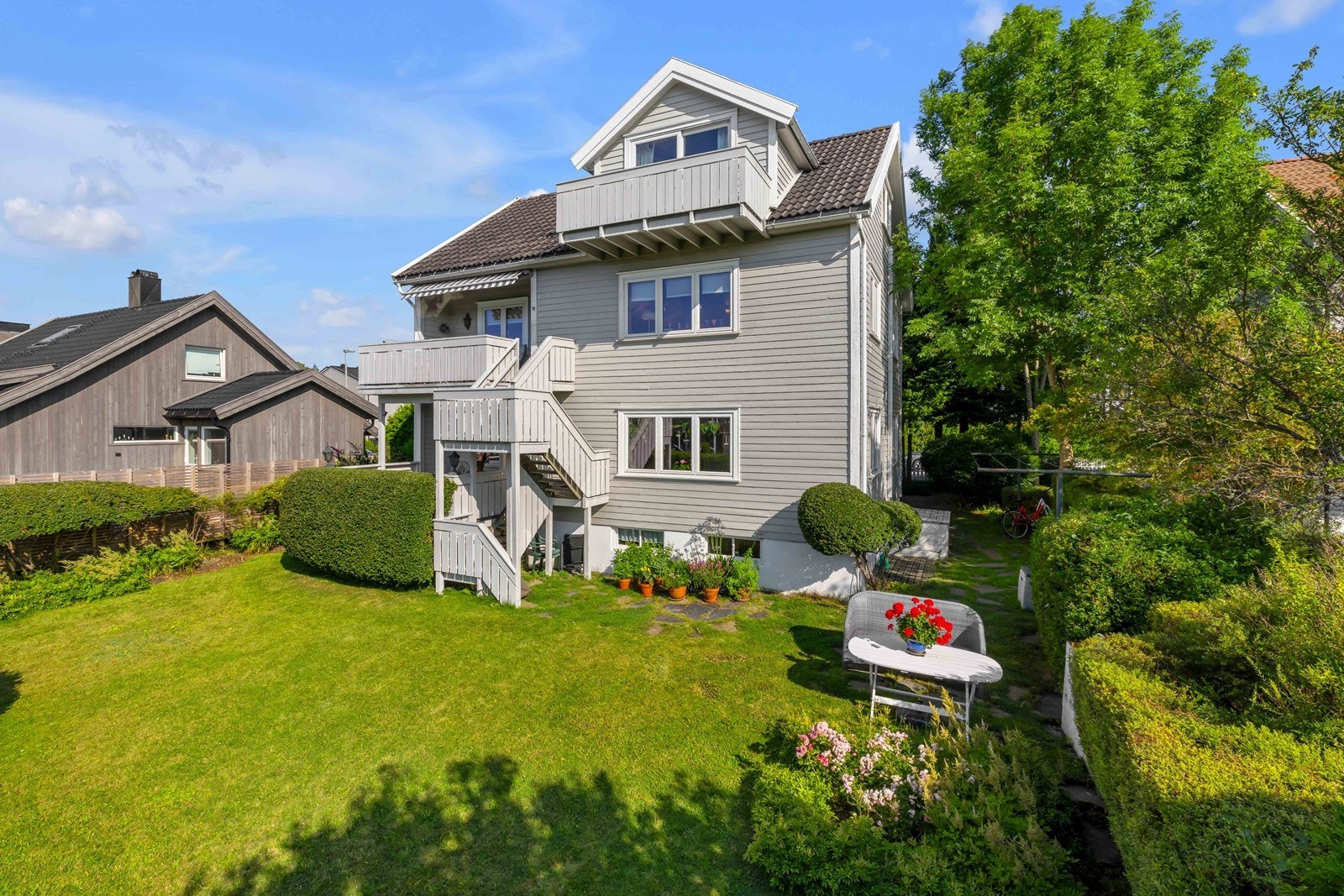 Horisontaldelt tomannsbolig med god standard og med mulighet for gode leieinntekter Galleribilde