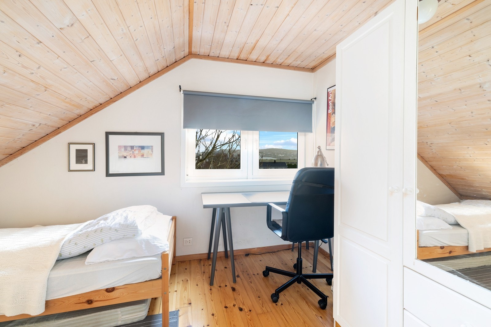 Soverom med garderobe - Vinduer loft soverom er litt for små til å tilfredsstille dagens krav Galleribilde