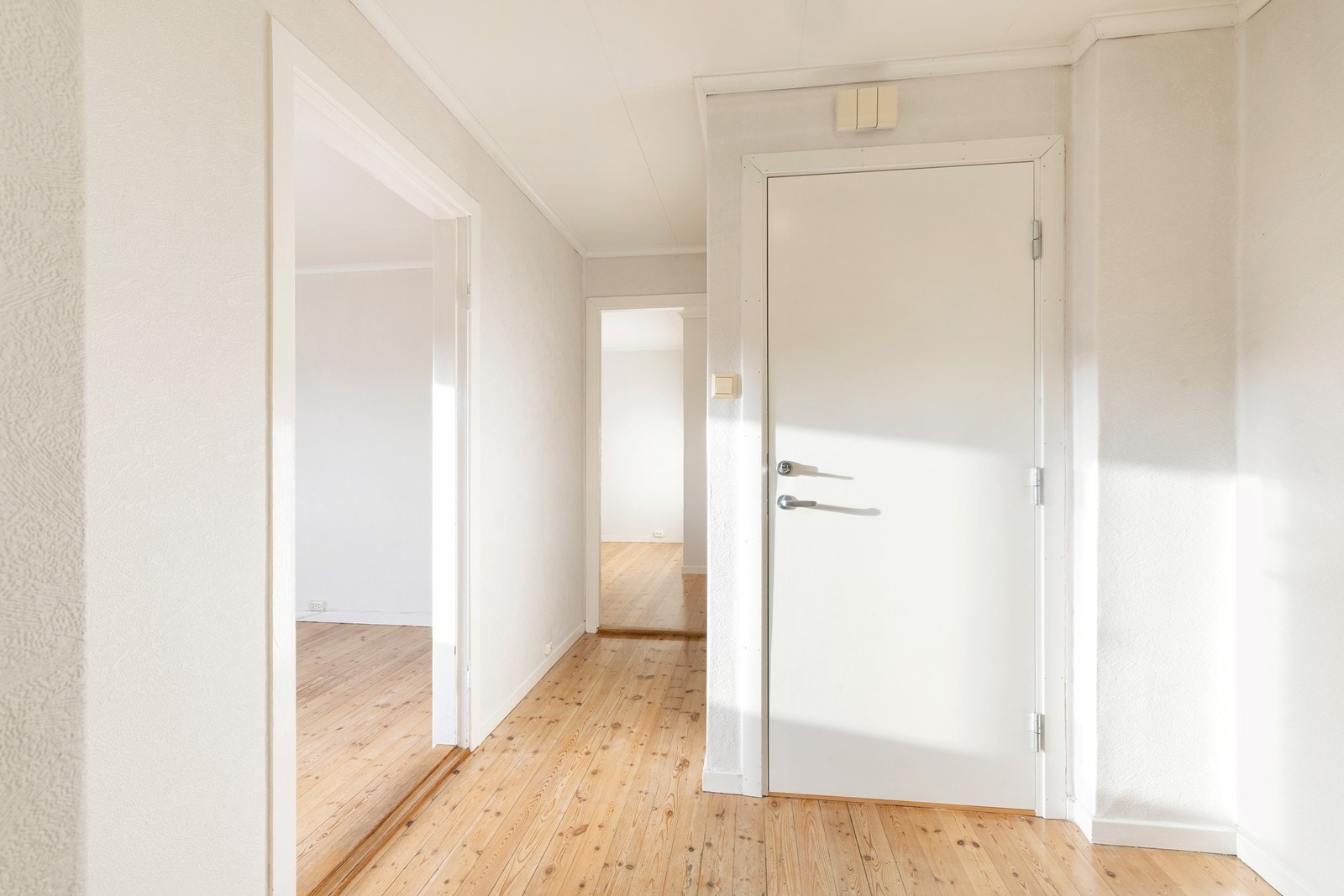 Det er like gulv og vegger i rommene Galleribilde