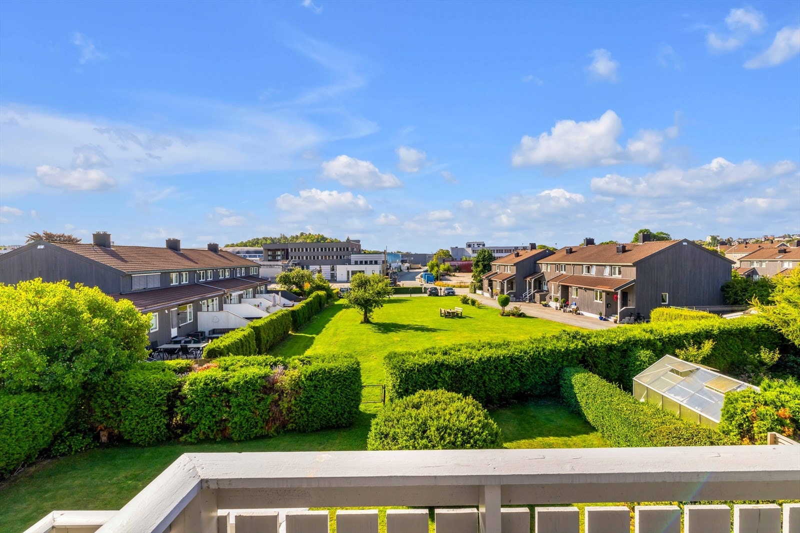 Grønne omgivelser med turterreng og sjøen rett i nærheten Galleribilde