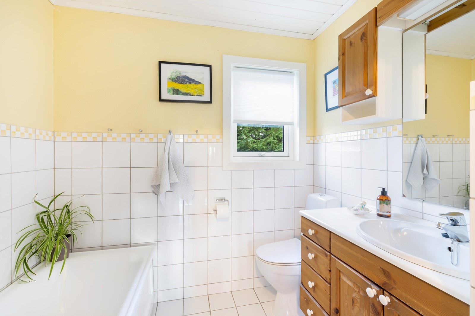 Servant med skap, badekar, nytt toalett. Galleribilde