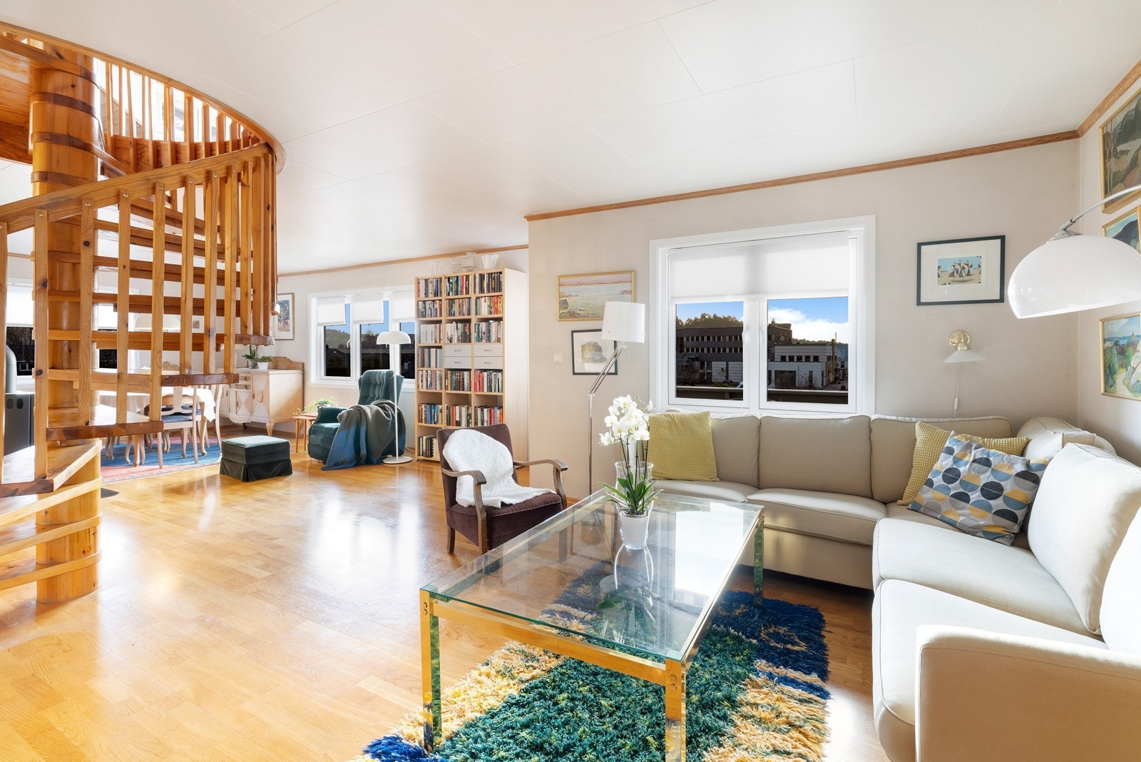 Særegen trappeløsning opp til loftsetasjen Galleribilde