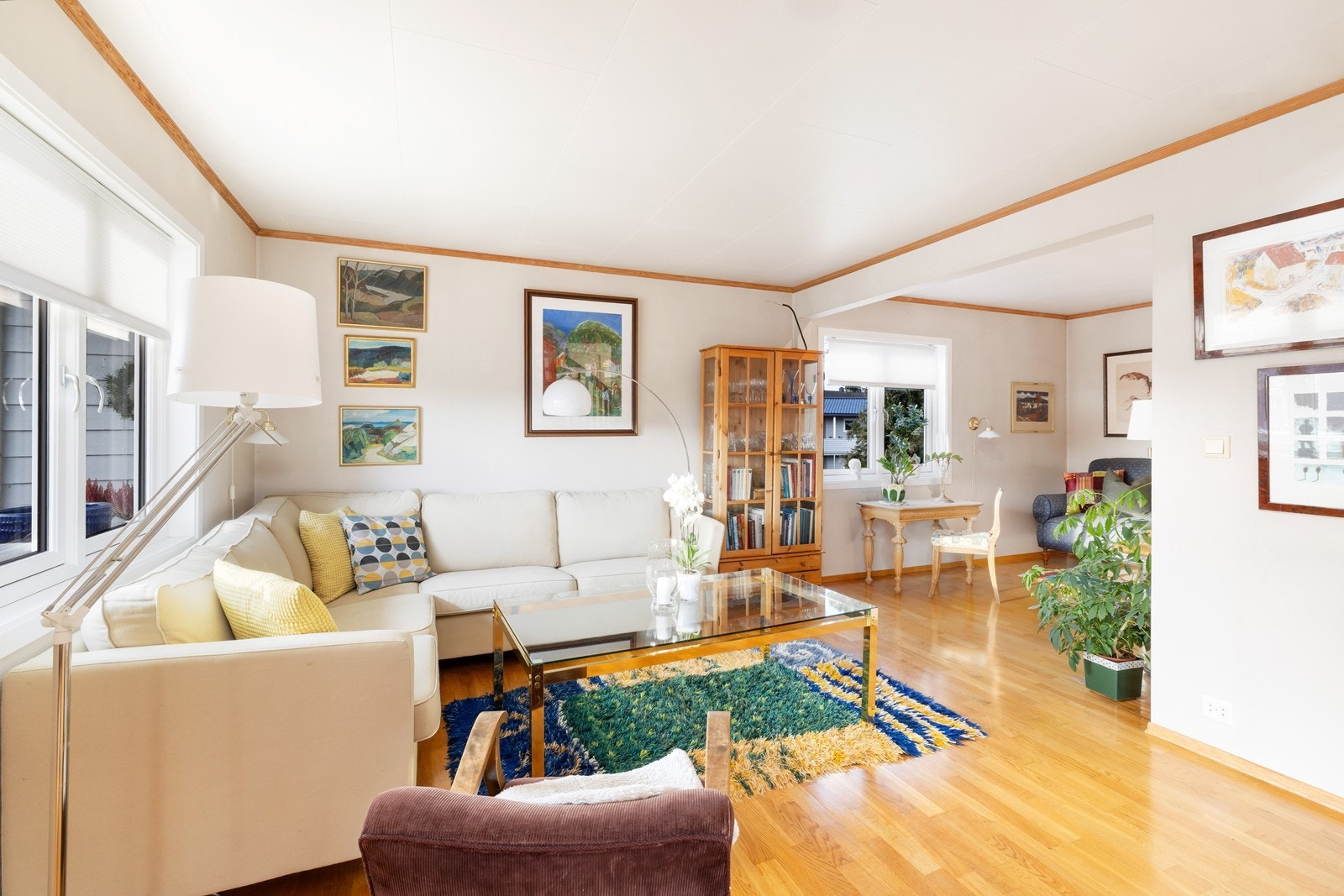 Leiligheten i 2. etg. inneholder gang, vinkelstue m/ utgang veranda og trapp ned til hage, kjøkken, bad/wc Galleribilde