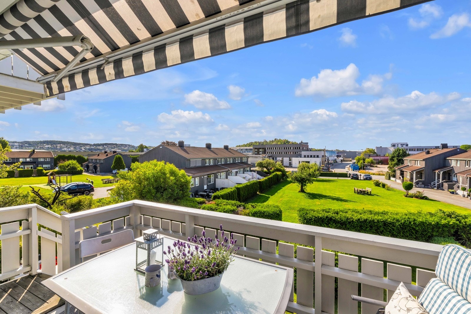 Deilig balkong i 2. etg. hvor det er trapp ned til hagen Galleribilde