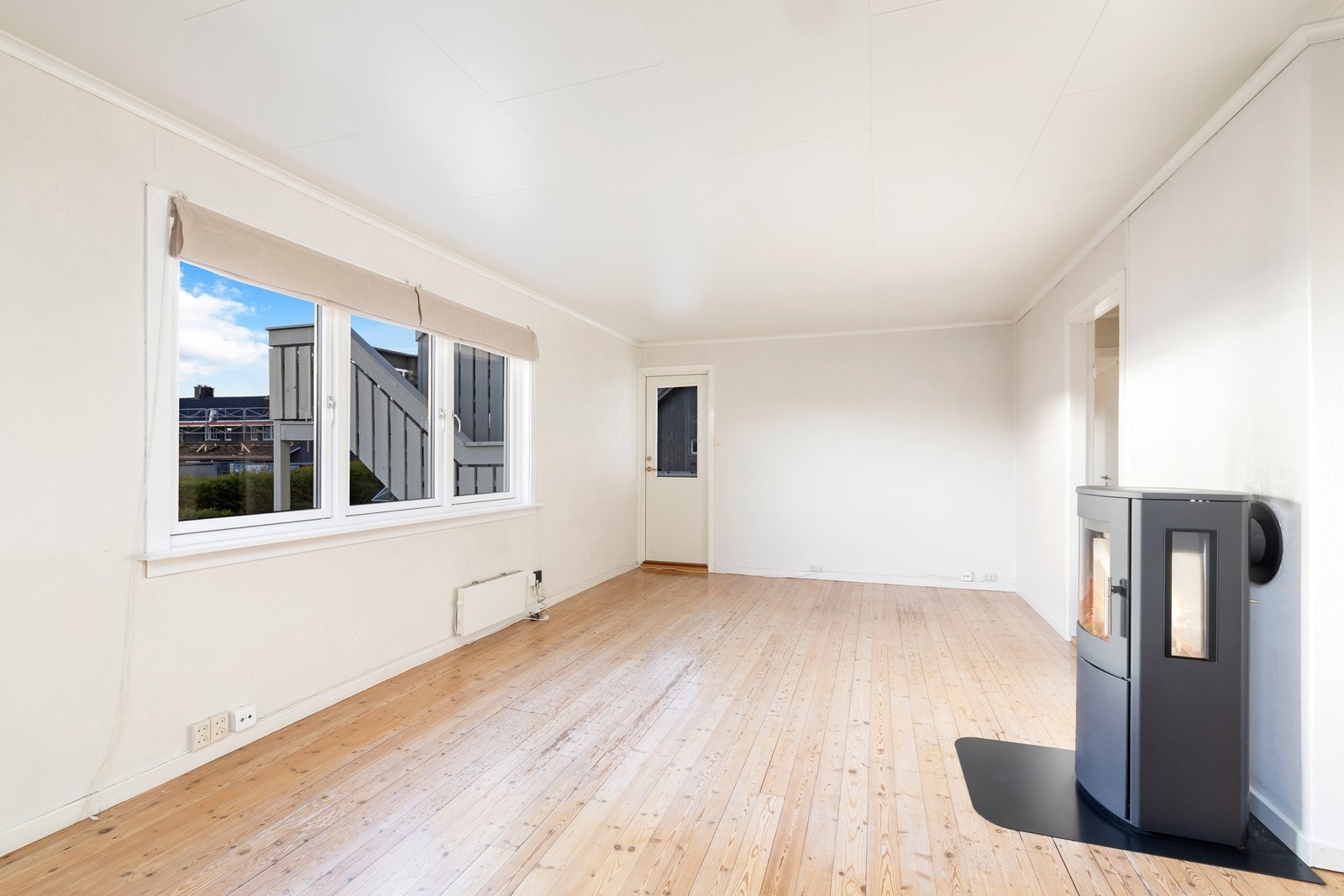 1. etg. består av stue, kjøkken, bad/vaskerom, gang, 2 soverom Galleribilde