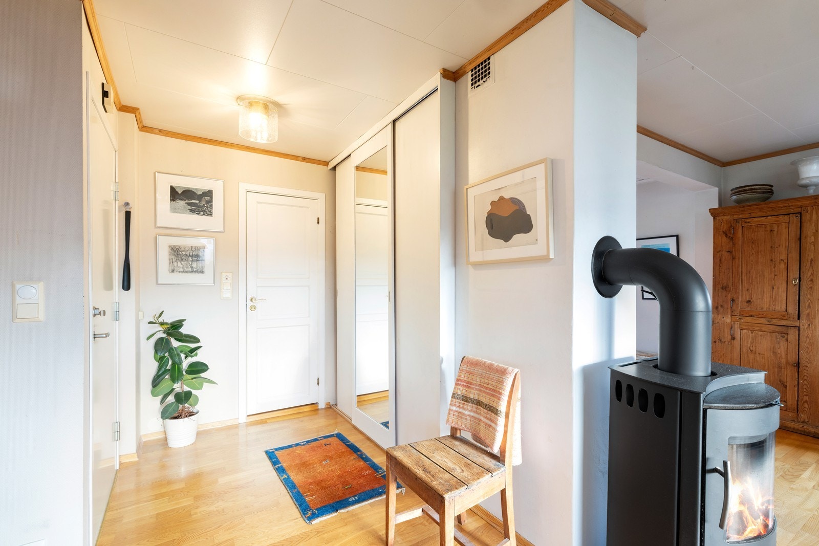 Åpent inngangsparti med garderobe Galleribilde