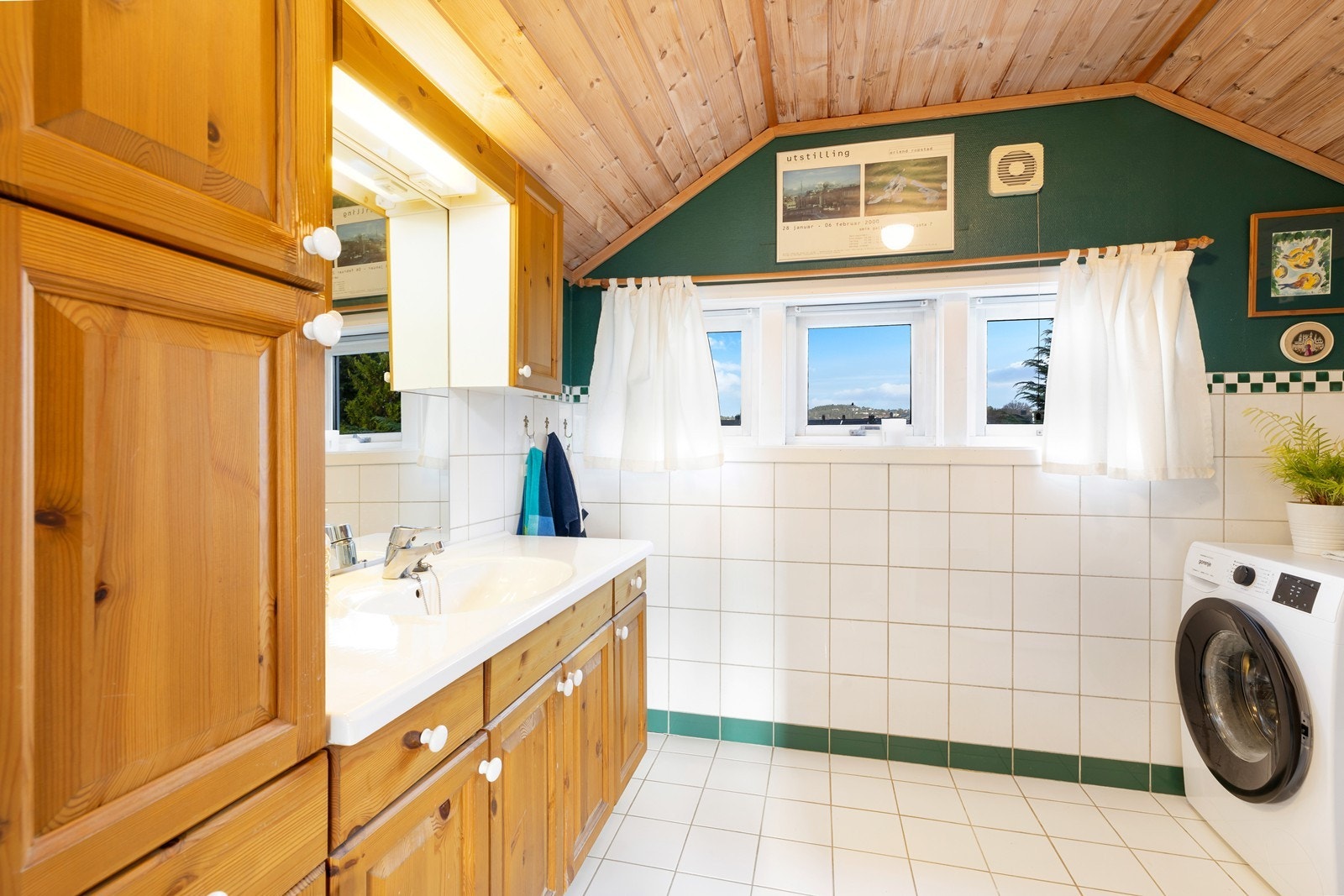 Baderom 3. etg. - Servant m/skapinnredning, toalett, dusjkabinett Galleribilde