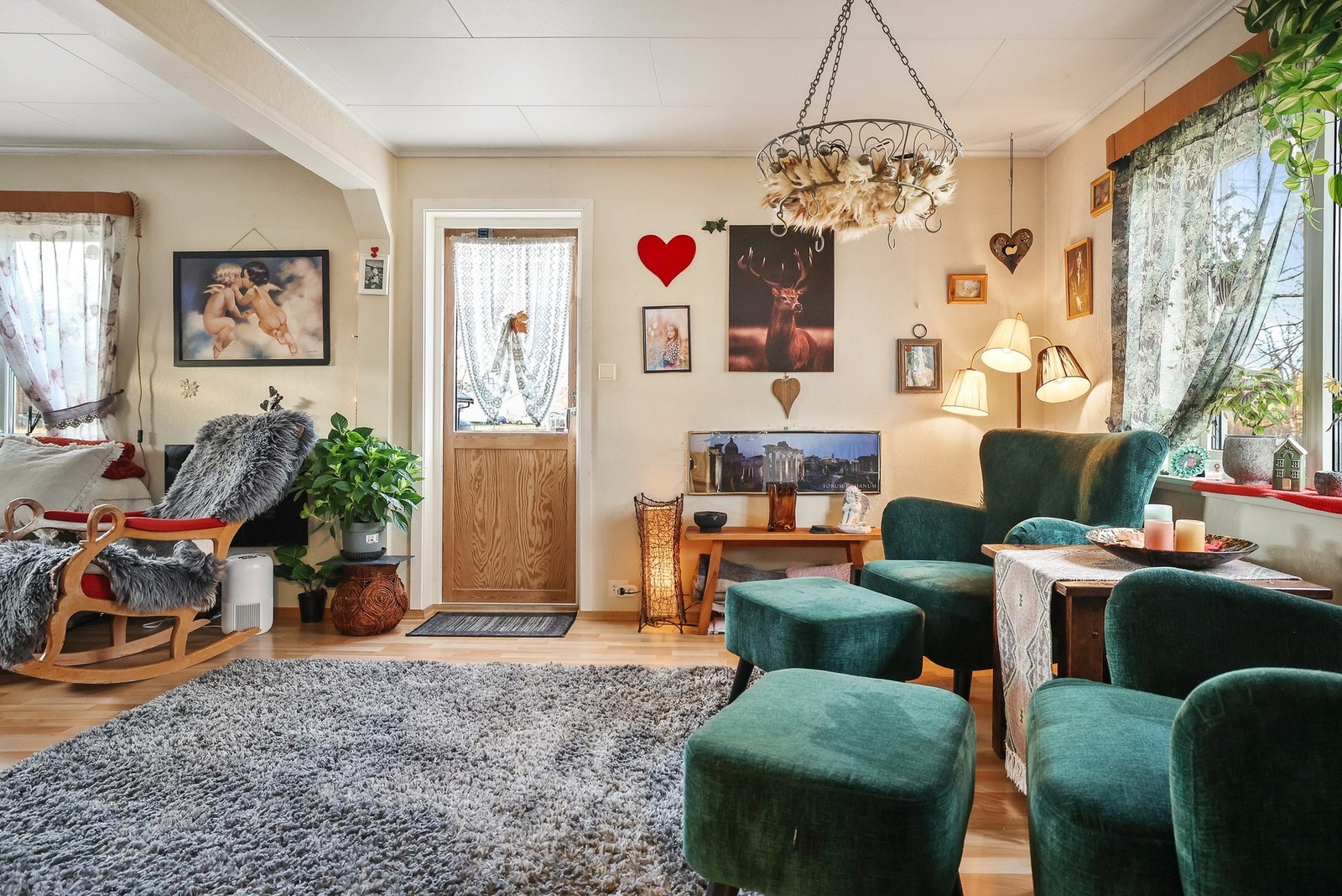 Stuens utforming sørger for flere møbleringssoner. Galleribilde