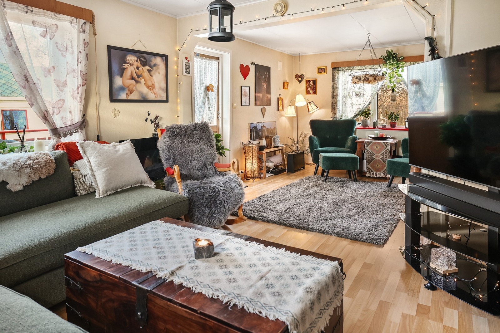 Stuen har store vindusflater som gir rikelig med naturlig lysinnslipp. Galleribilde