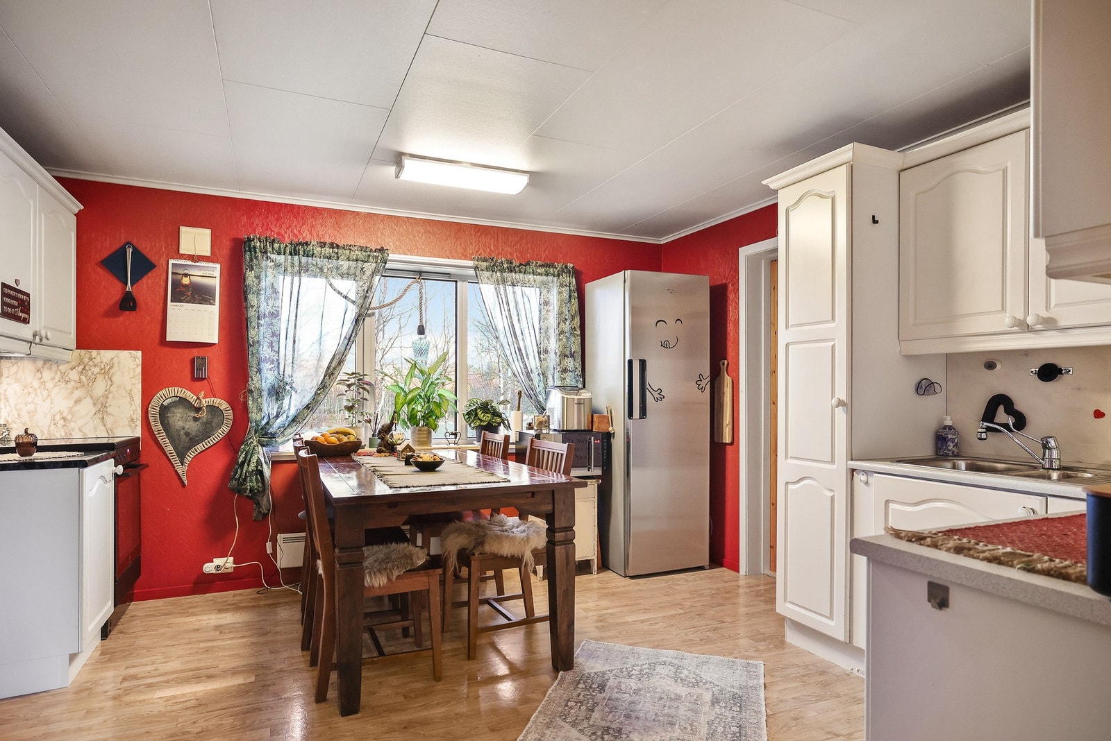 Det er god plass til et spisebord med tilhørende stoler - et naturlig samlingspunkt for hyggelige måltider. Galleribilde