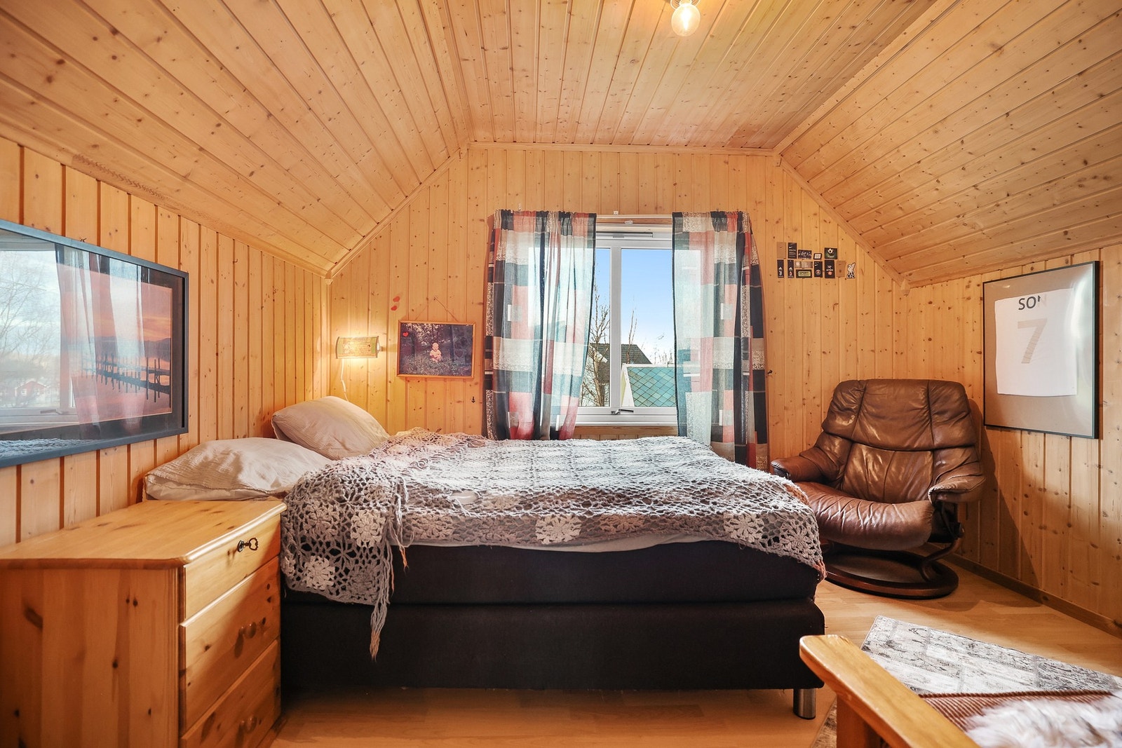 Begge soverommene har god plass til dobbeltseng, nattbord og annet ønsket møblement. Galleribilde