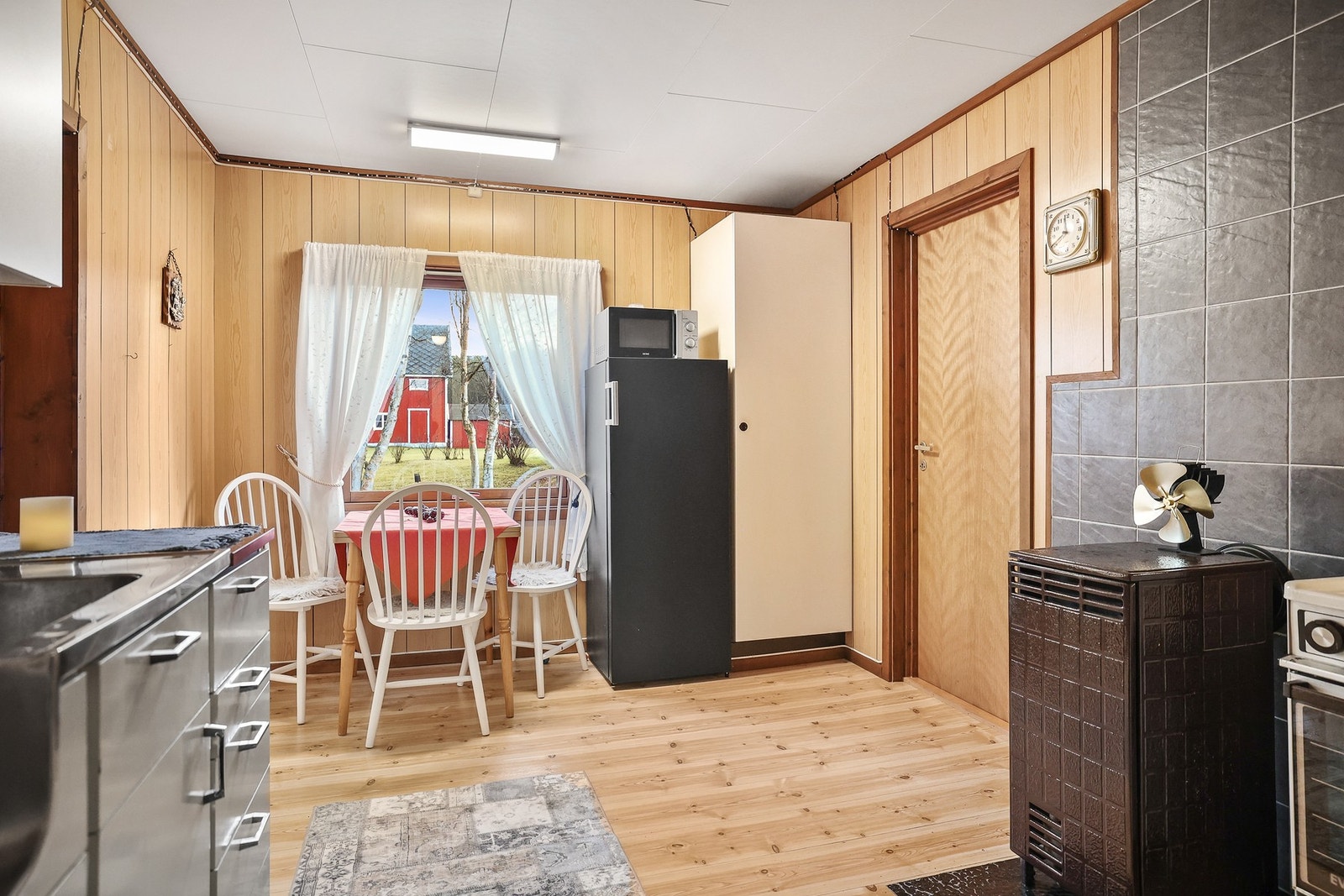 Her er det fint plass til et spisebord med tilhørende stoler. Galleribilde