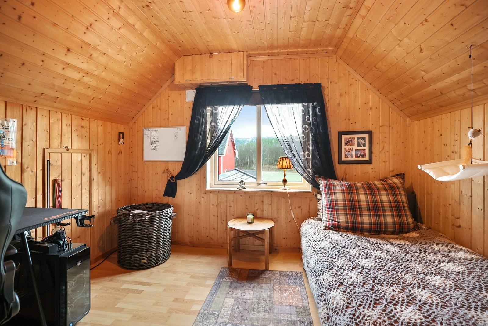 Det er to soverom i loftsetasjen. Galleribilde