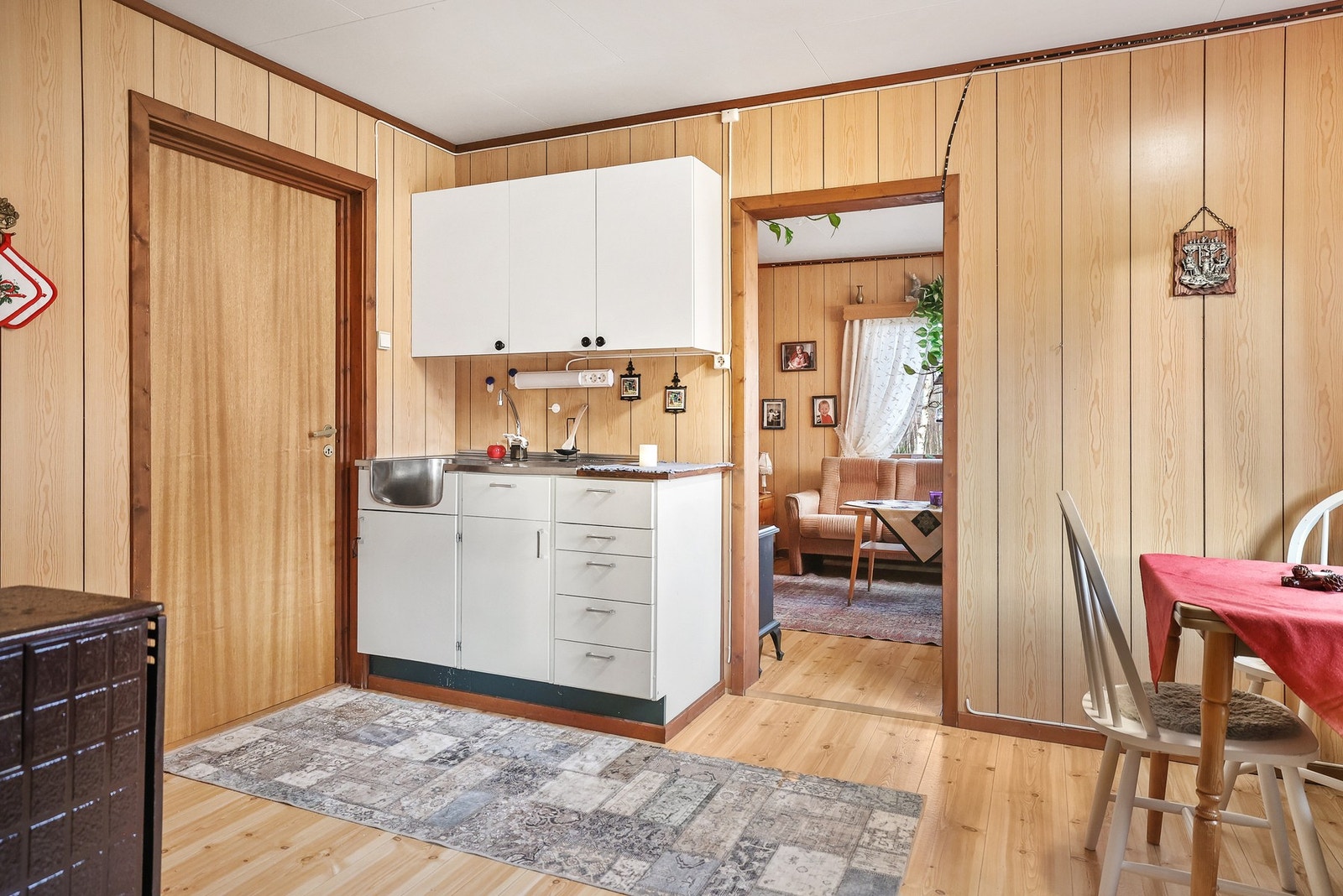 Innredning med profilerte fronter og benkeplate av laminat. Galleribilde