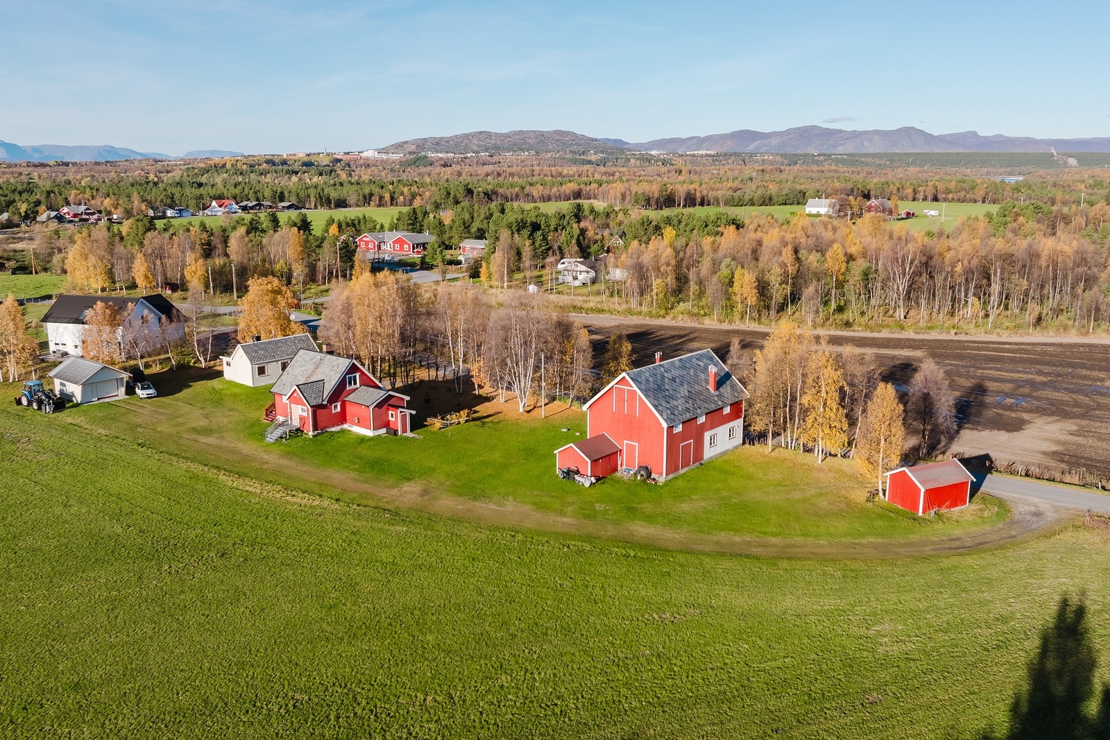 Eiendommen har en landlig og fredelig beliggenhet, med kort kjørevei til barnehage og skole. Galleribilde