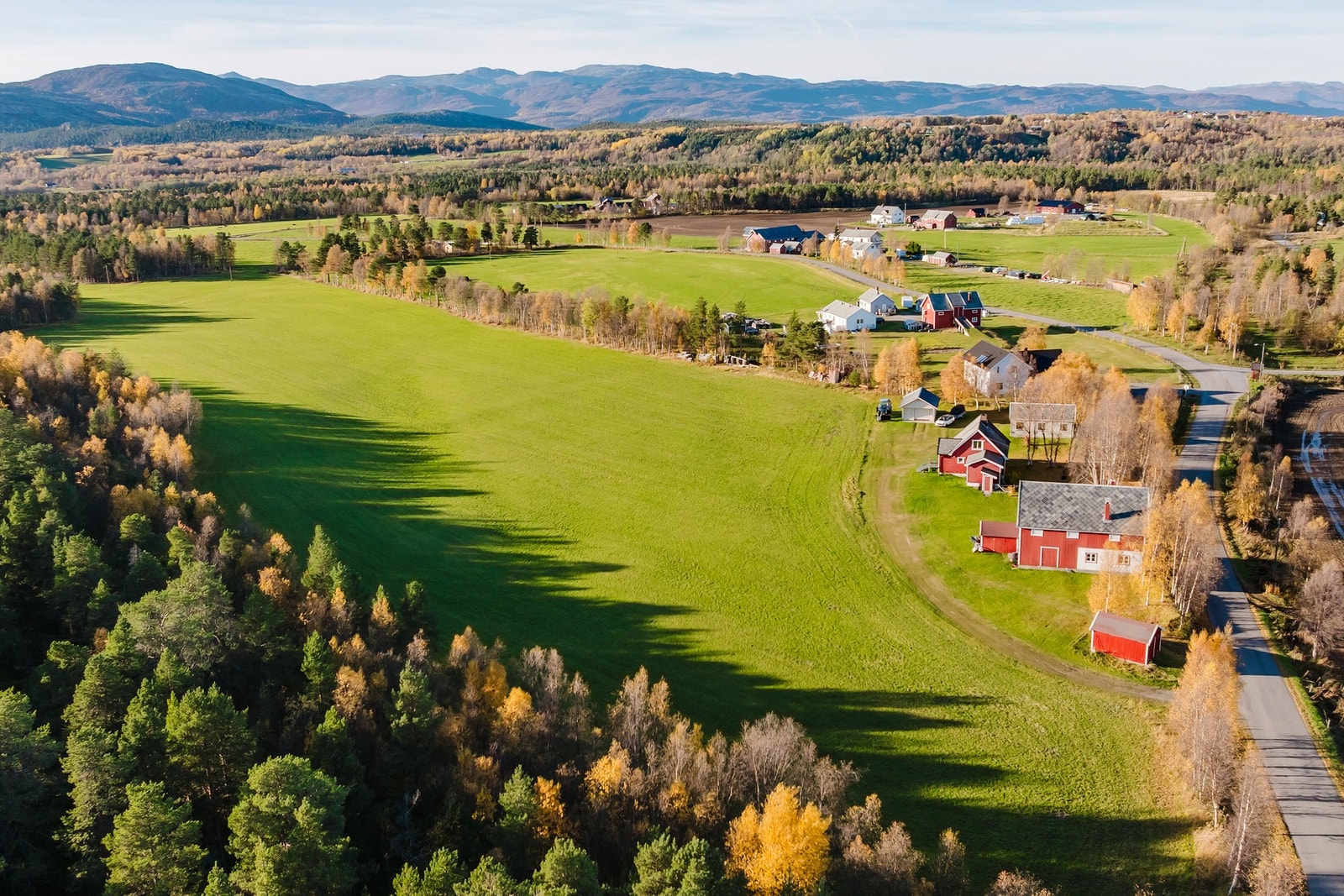 Området er velegnet for de som verdsetter nærhet til naturen, med kort vei til tur- og friluftsområder som innbyr til rekreasjon året rundt. Galleribilde